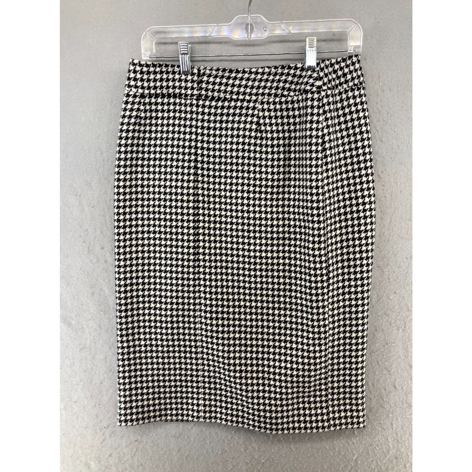 Vintage Harolds Women's Wool Skirt 4 Black Houndstooth Knee Length Straight & Pencil 90s Country of US Size 27" / US 4 / IT 40 - 5 Thumbnail