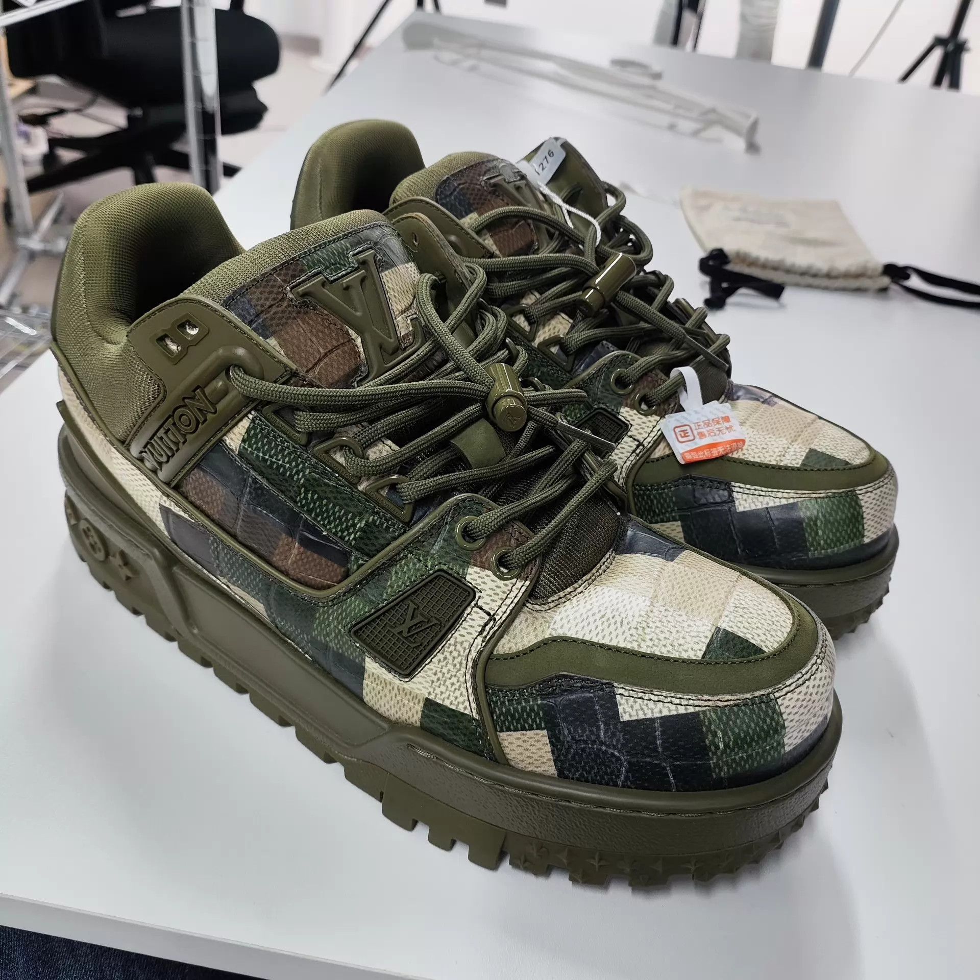 Louis Vuitton LV Green 41 EU Shoes 260301ZZLAB01 Size US 8 / EU 41 - 1 Thumbnail