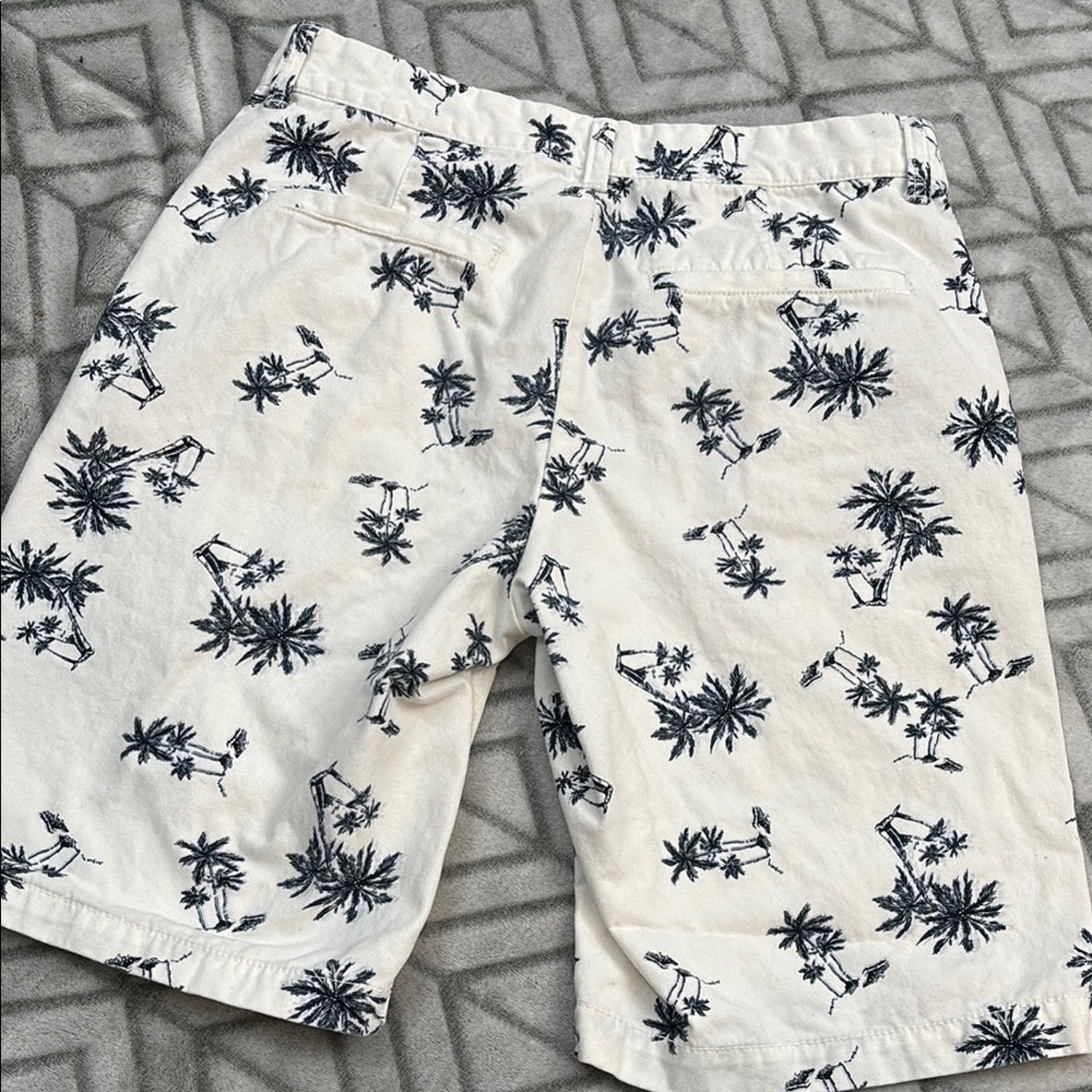 Old Navy Old Navy Palm Tree Print Shorts Size 29 Size US 29 - 4 Thumbnail