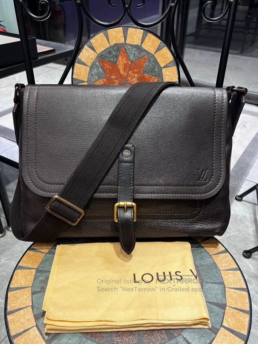 Louis Vuitton Louis Vuitton Men's Brown Cowhide Messenger Bag. Size ONE SIZE - 1 Thumbnail