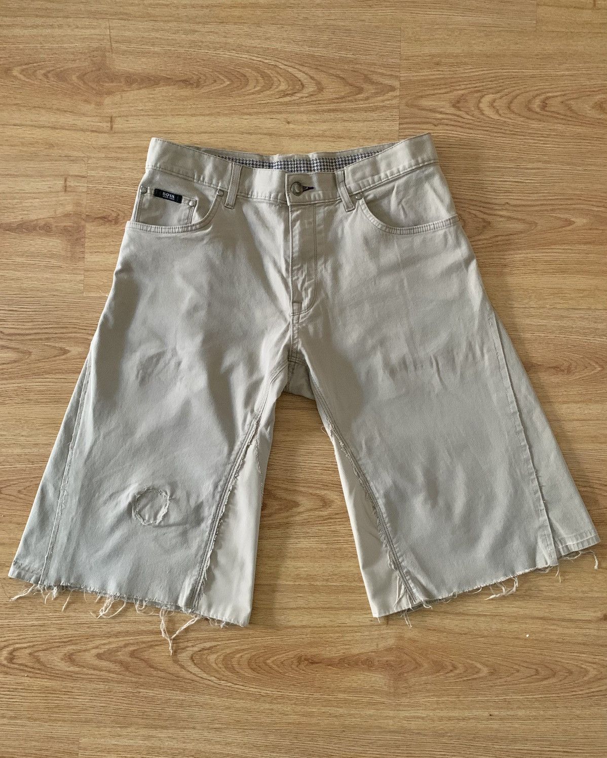 Hugo Boss × Vintage Wide Leg/Flared Khaki Shorts Size US 32 / EU 48 - 1 Thumbnail