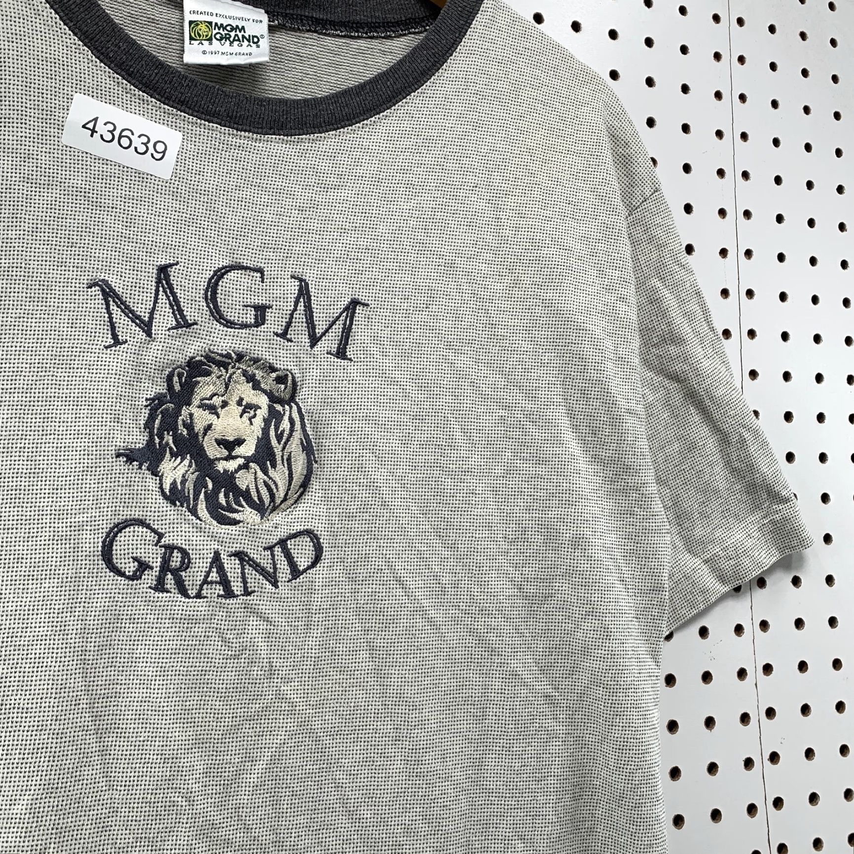 Vintage VINTAGE MGM Grand Gray Shirt 90s Large Single Stitch Las Vegas Mens T-Shirt Size US L / EU 52-54 / 3 - 7 Thumbnail