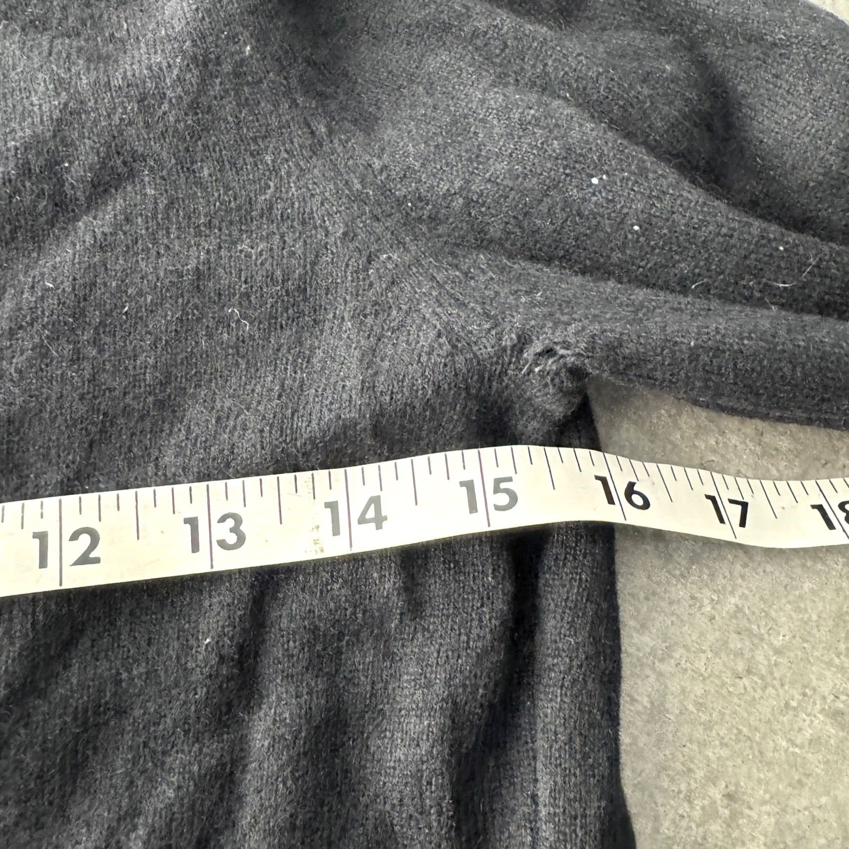 Bloomingdale's VINTAGE Bloomingdale's Black Longsleeve Cashmere Gold Button Sweater M Women Size M / US 6-8 / IT 42-44 - 4 Thumbnail