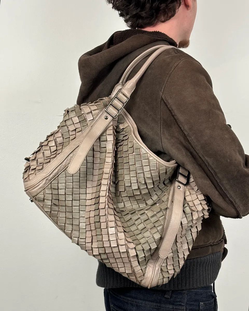 Burberry Burberry Grey Leather Textured Handle Bag Size ONE SIZE - 2 Thumbnail