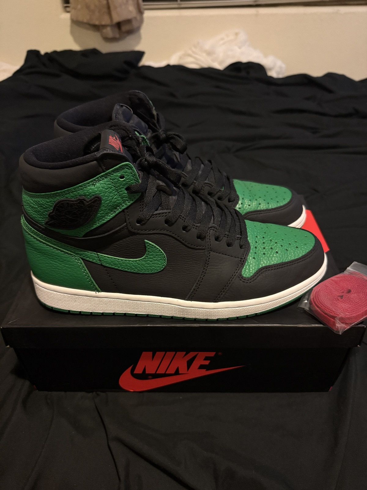 Jordan Brand 2020 Air Jordan 1 Retro High OG 'Pine Green 2.0' Size US 11.5 / EU 44-45 - 3 Thumbnail