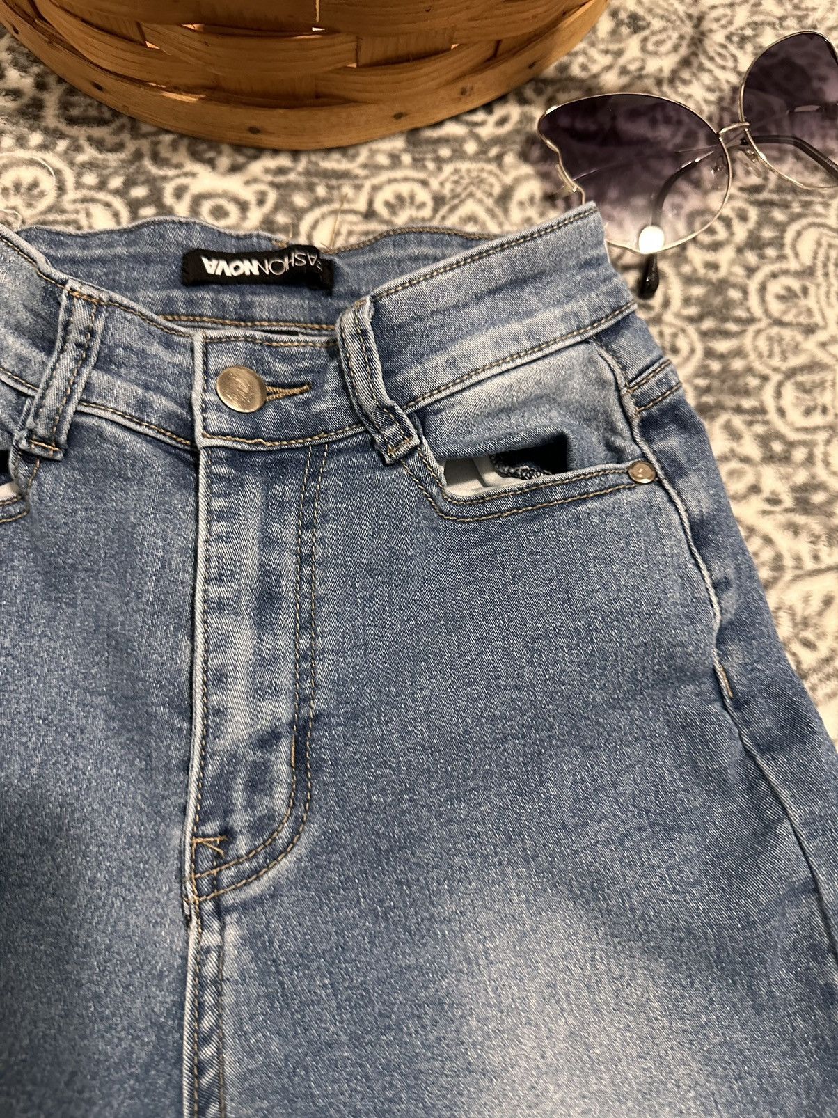 Fashion Nova Fashion Nova Jeans Medium Wash Size 1/2 Size 26" / US 2 / IT 38 - 6 Thumbnail