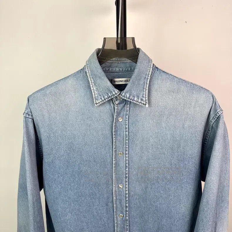 Balenciaga Balenciaga Back Logo Embroidered Faded Denim Shirt Jacket Size XS / US 0-2 / IT 36-38 - 2 Thumbnail