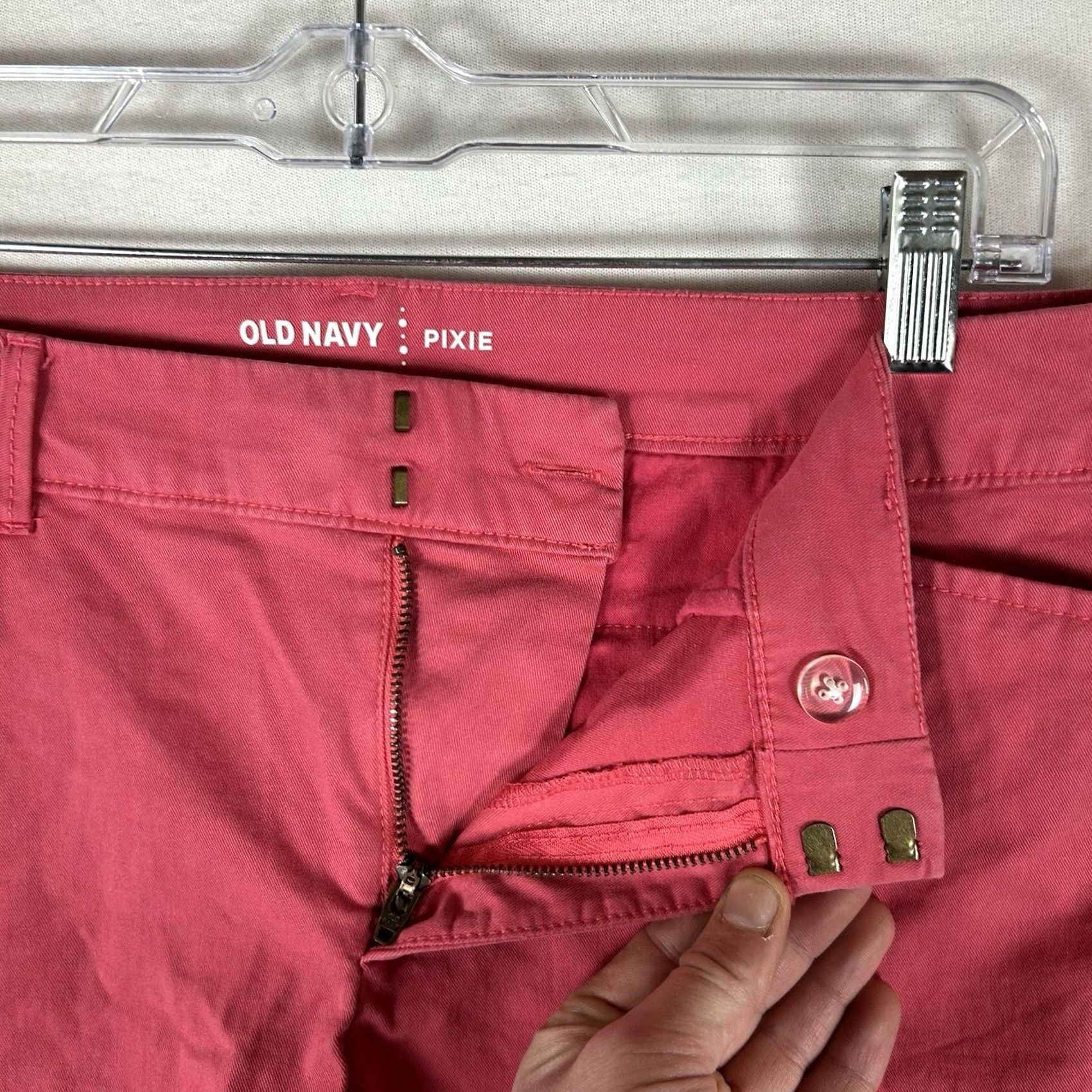 Old Navy Old Navy Pink Chino Shorts Womens 8 Regular Mid Rise Solid Casual Size 30" / US 8 / IT 44 - 2 Thumbnail