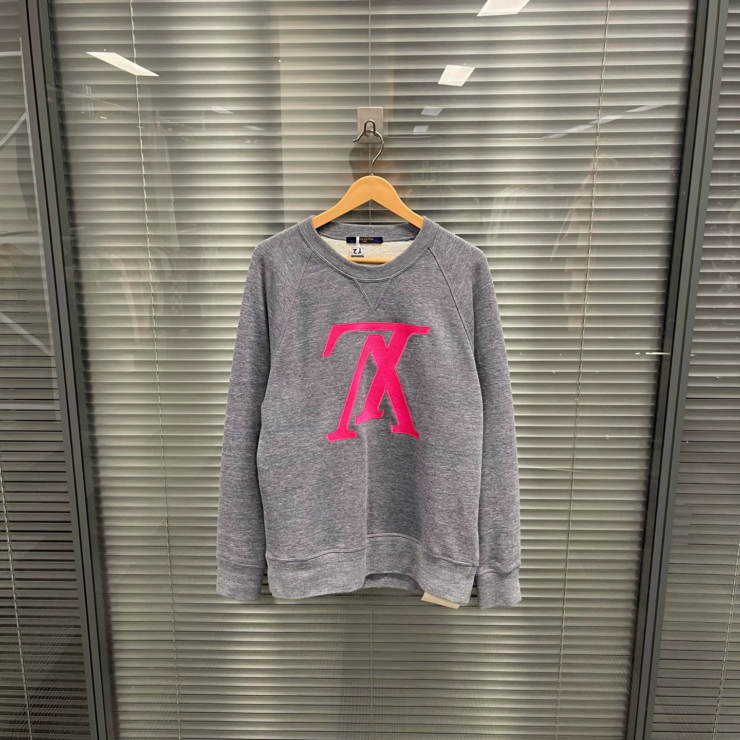 Louis Vuitton Louis Vuitton Gray Pink V Logo Hoodie M 99 10743 Size US M / EU 48-50 / 2 - 1 Thumbnail