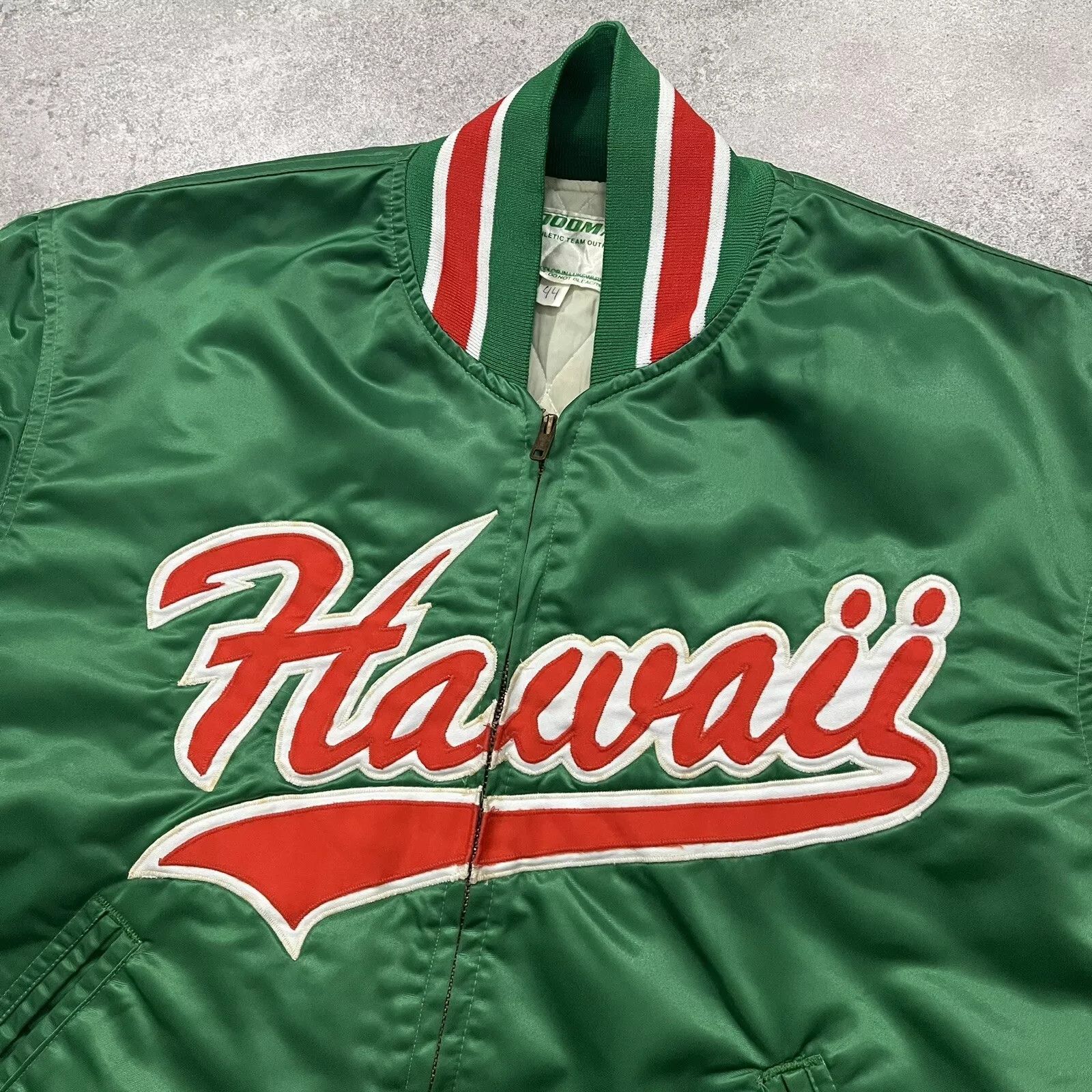 Good Man Brand × NCAA × Vintage VTG 80s 90s NCAA HAWAII RAINBOW WARRIORS SATIN BOMBER JACKET Size US S / EU 44-46 / 1 - 2 Thumbnail