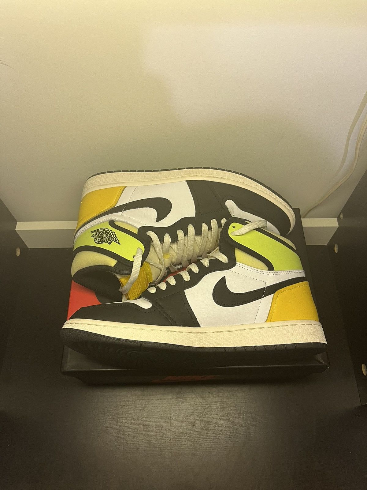 Jordan Brand Air Jordan 1 Retro High Volt Men’s 9 555088-118 Size US 9 / EU 42 - 4 Thumbnail