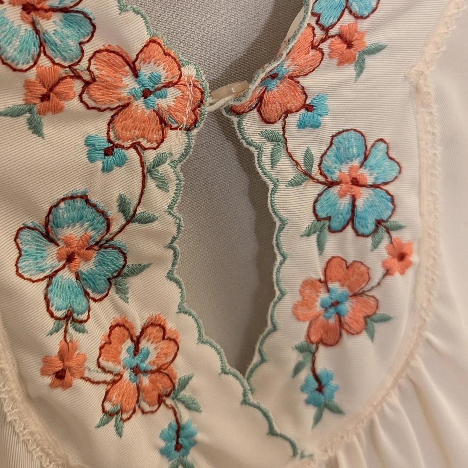 Other Vintage DREAM AWAY Cream Gown Size ONE SIZE - 5 Thumbnail