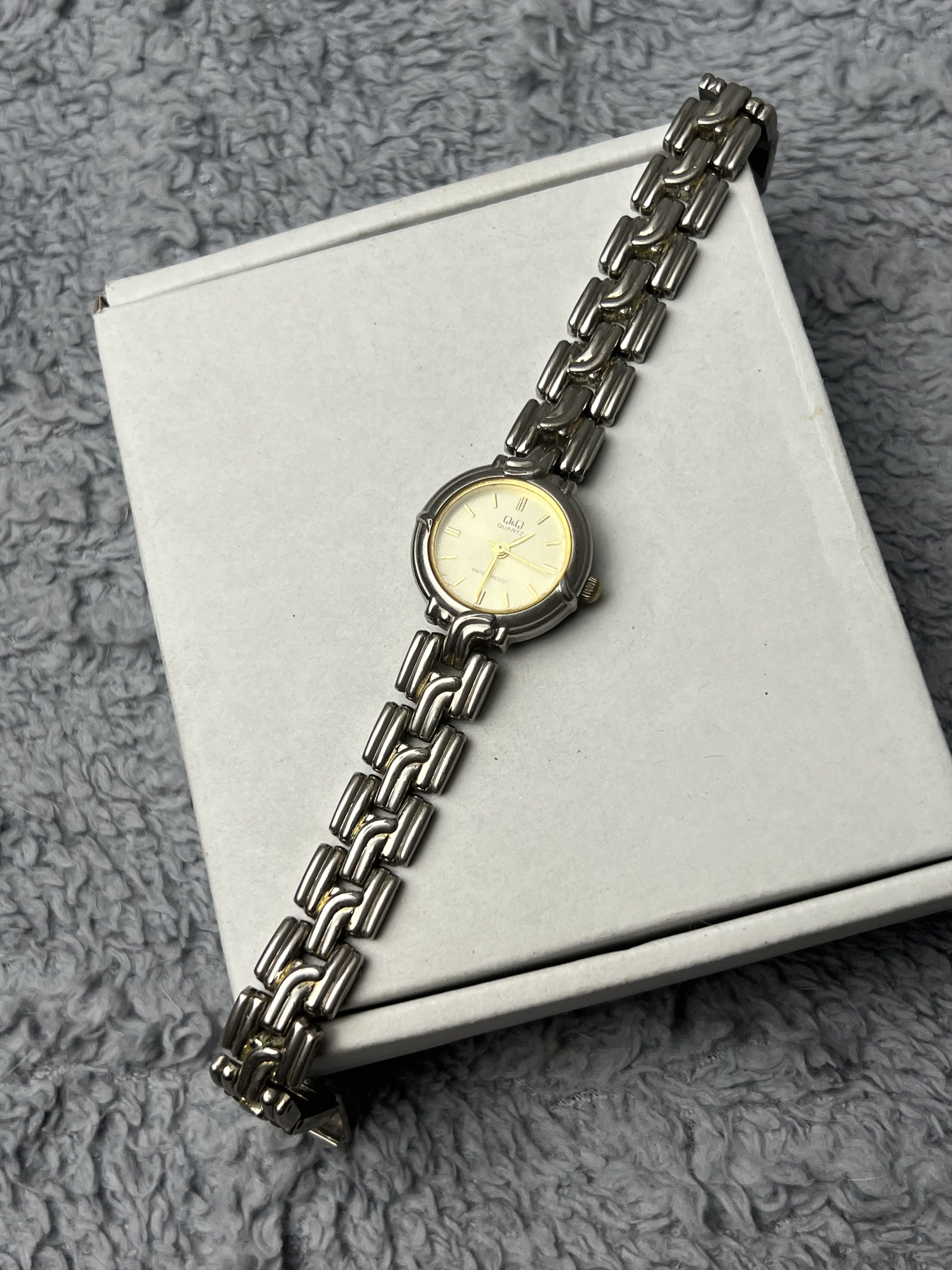 Vintage Futuristic Minimalistic Q&Q Japanese Style Bracelet Watch Size ONE SIZE - 8 Thumbnail