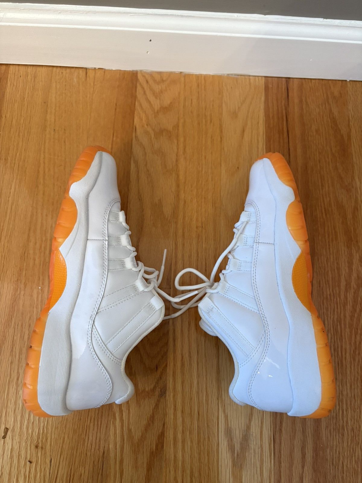 Nike Nike Air Jordan 11 Retro Low GS 580521-139 Citrus Size 6.5Y Size US 6.5 / EU 39-40 - 5 Thumbnail