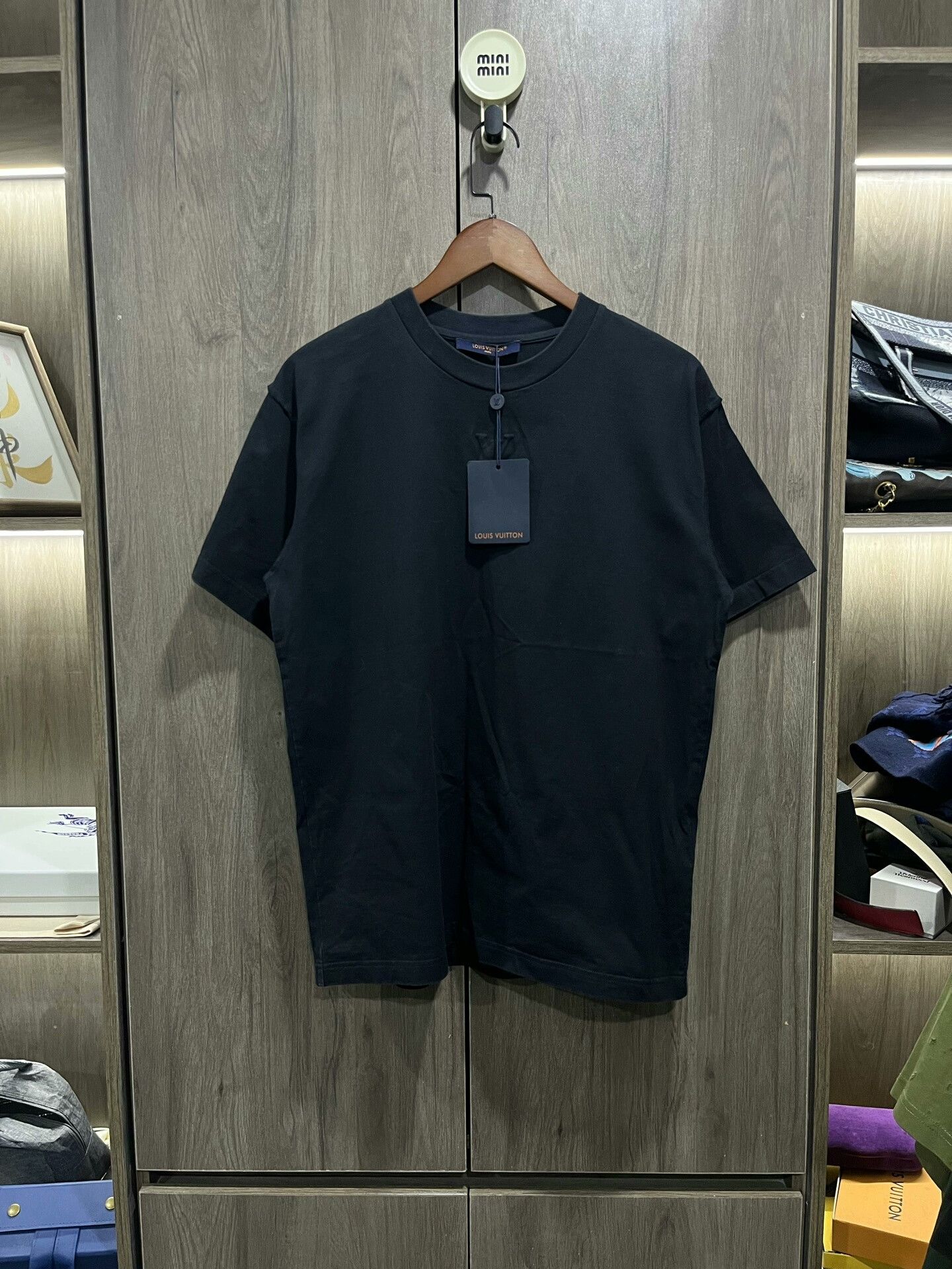 Louis Vuitton Louis Vuitton Embossed LV Logo T-Shirt M Size US M / EU 48-50 / 2 - 1 Thumbnail