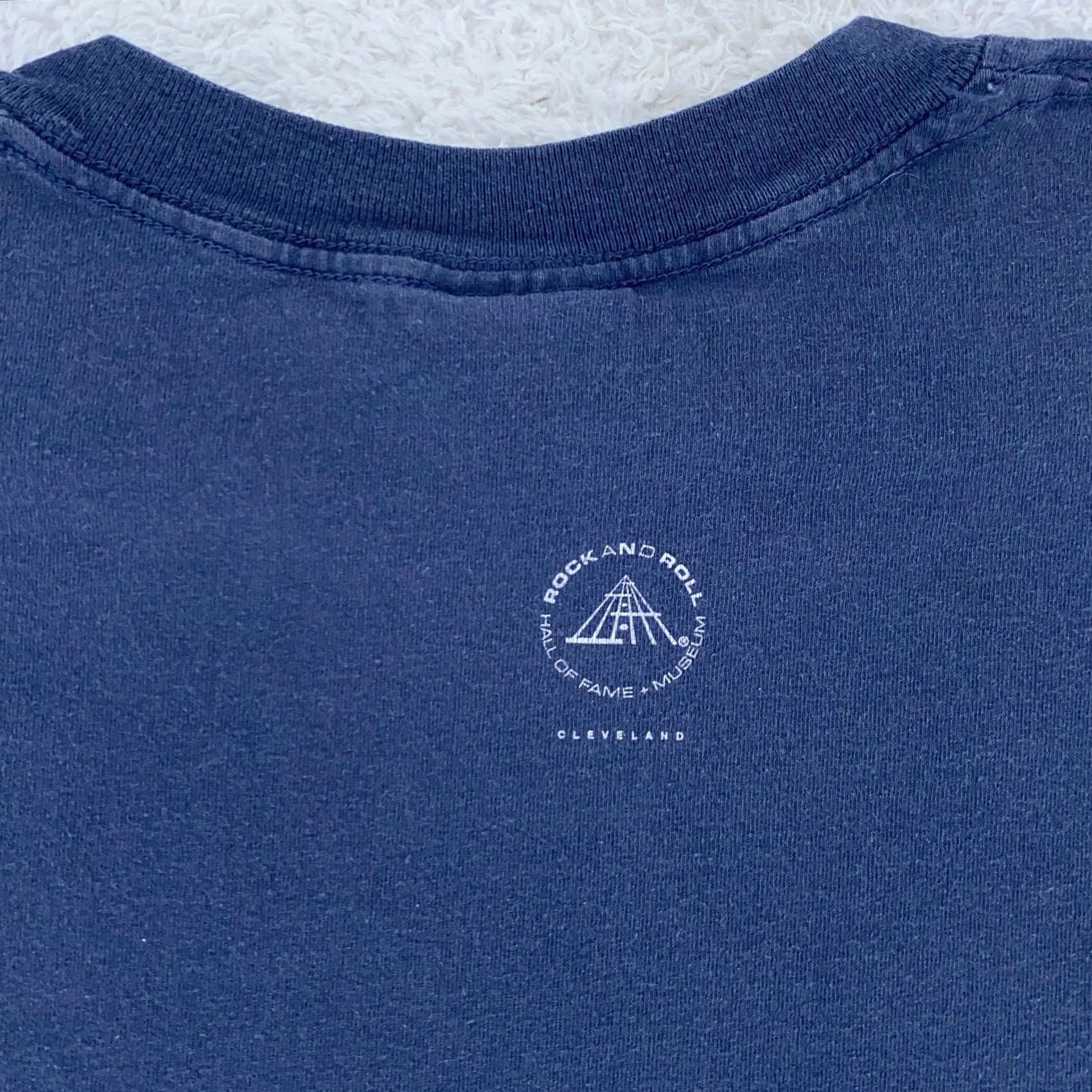 Gildan VINTAGE Rock and Roll Hall of Fame T-Shirt XL Blue Men Short Sleeve Graphic Print Crew Neck 90s Concert Size US XL / EU 56 / 4 - 5 Thumbnail