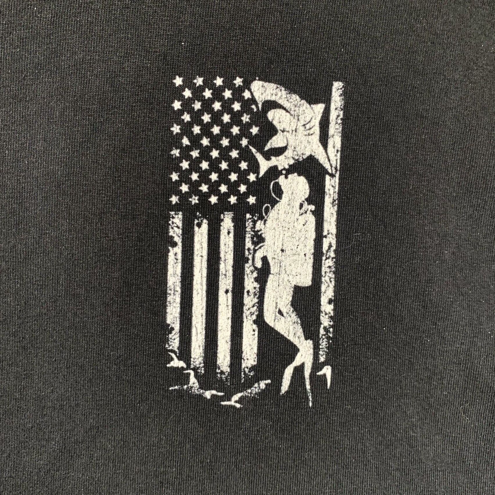 Vintage VINTAGE Men’s Scuba Diver T-Shirt XL Black Graphic Print American Flag Shark Short Sleeve Mens Size US XL / EU 56 / 4 - 4 Thumbnail