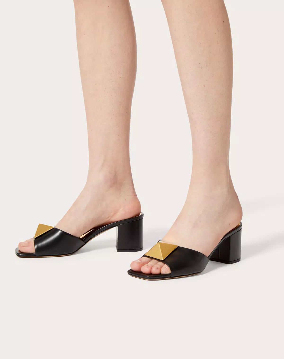 Valentino o1s1wg110625 One Stud Calfskin Slide 60 Mm in Black Size US 5.5 / IT 35.5 - 6 Thumbnail