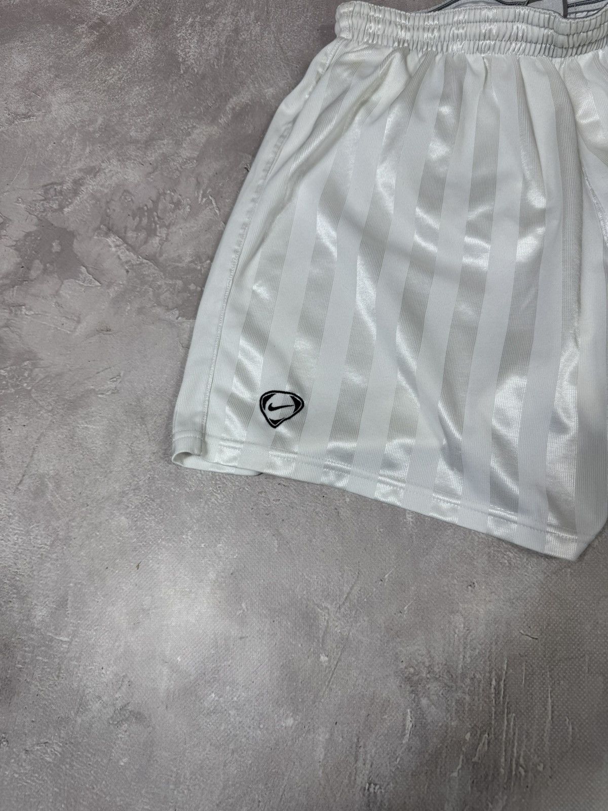 Other Vintage Nike White/Silver Stripes Short Size US 32 / EU 48 - 3 Thumbnail