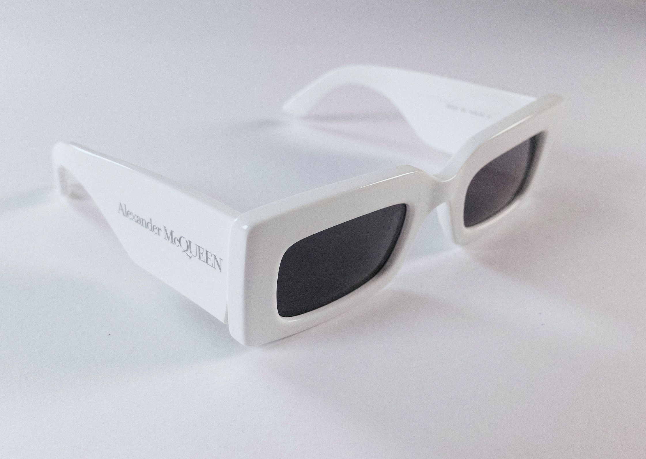 Alexander McQueen ALEXANDER MCQUEEN white rectangle frame bold sunglasses Size ONE SIZE - 3 Thumbnail