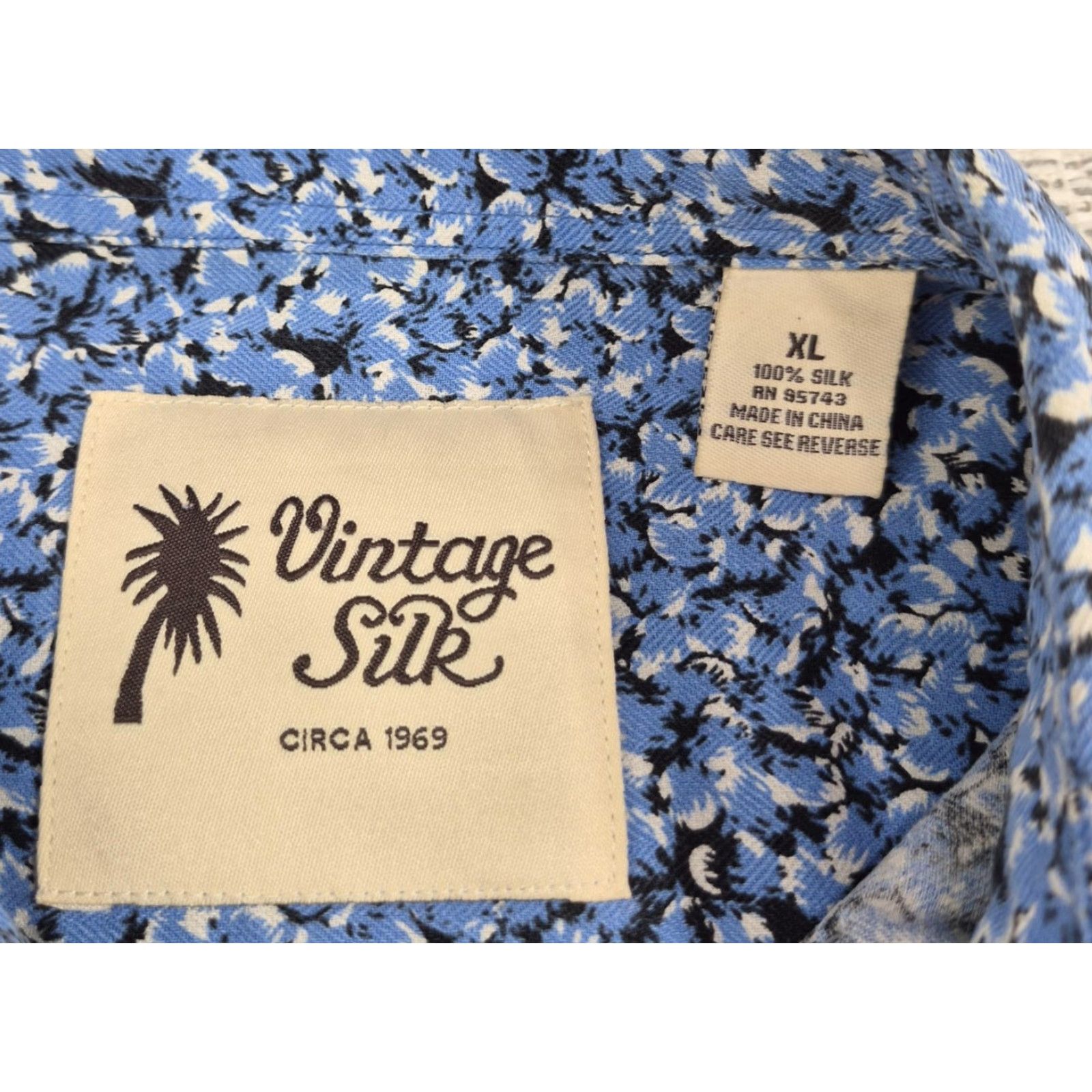Vintage VINTAGE Silk circa 1969 Button Up Shirt Mens XL Blue Floral 100% Silk Casual Size US XL / EU 56 / 4 - 5 Thumbnail