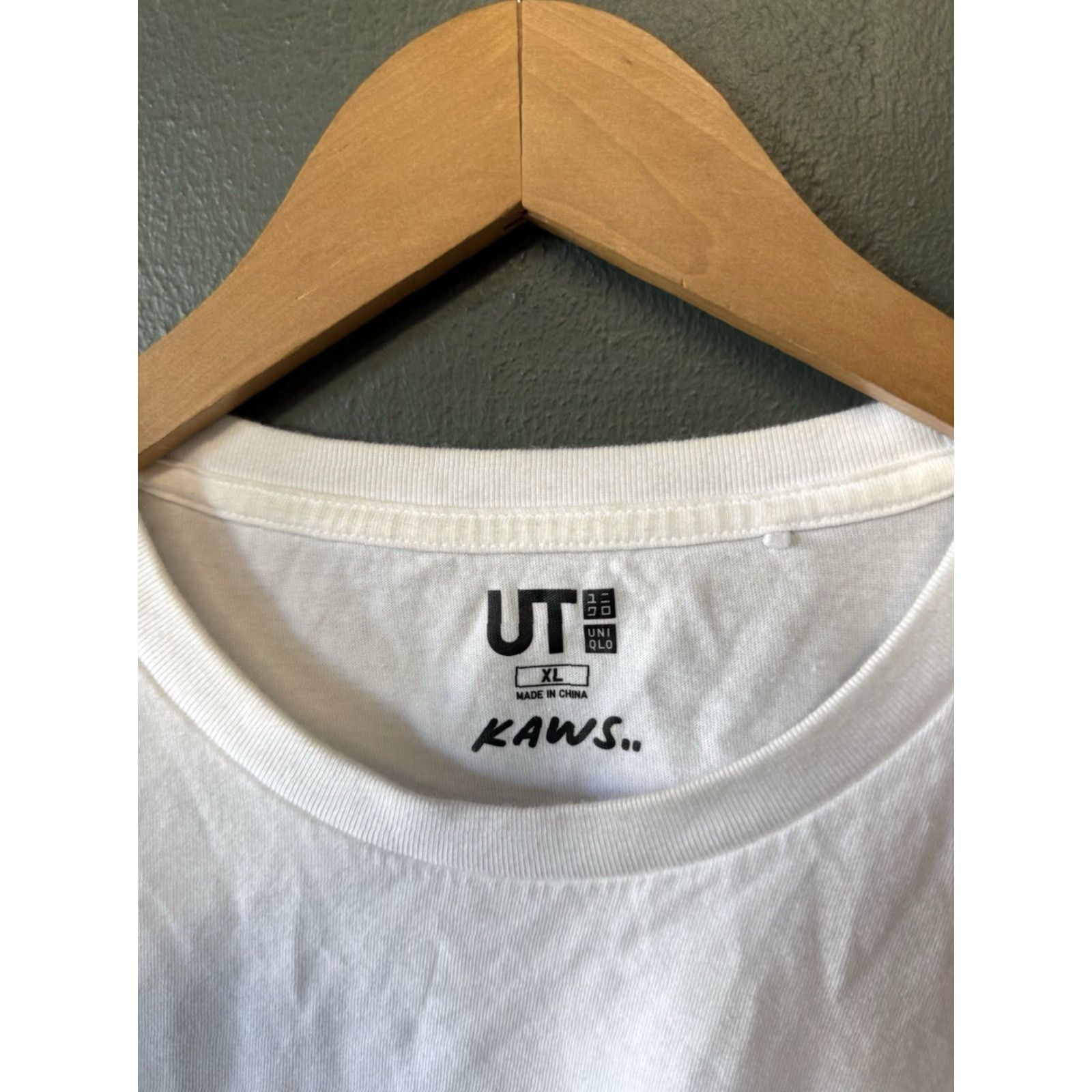 Uniqlo VINTAGE Uniqlo x Kaws Mens White Short Sleeve Graphic Pocket T-shirt XL Size US XL / EU 56 / 4 - 3 Thumbnail