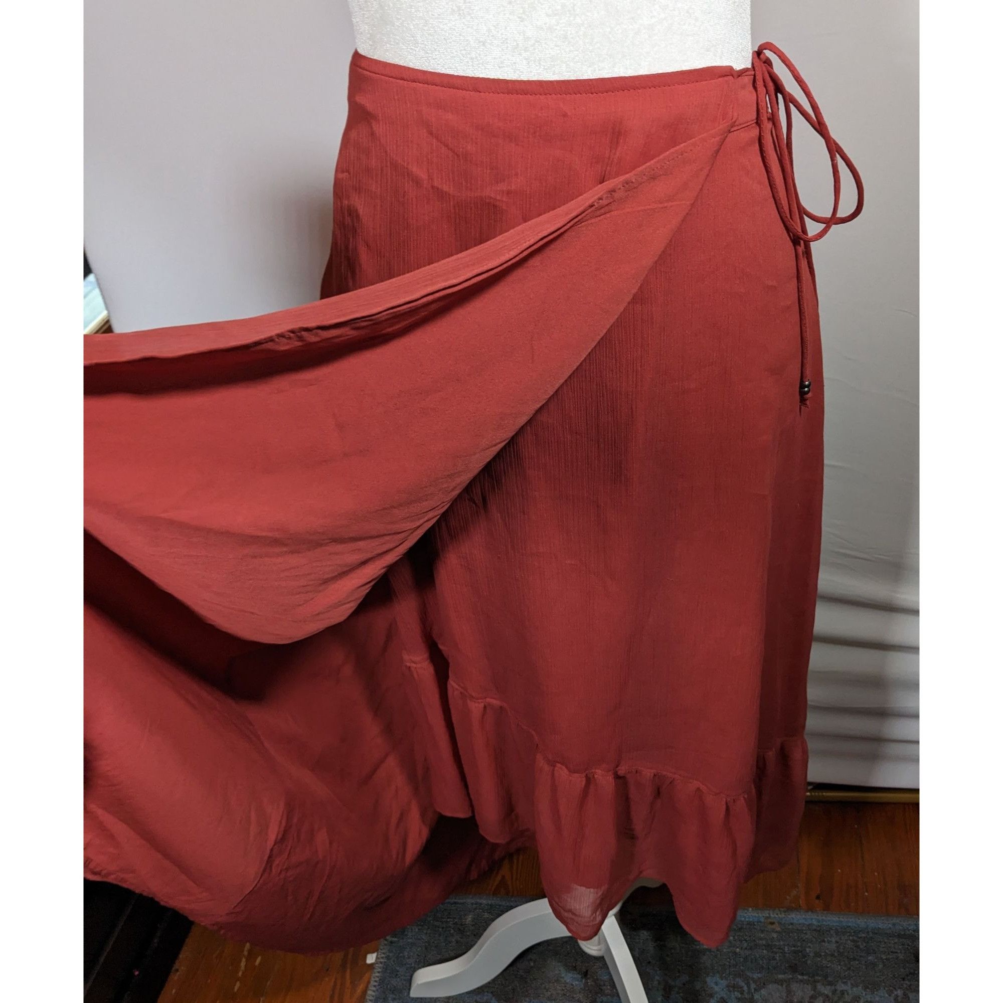 Abercrombie & Fitch Abercrombie & Fitch Preppy Boho Burgundy Ruffled Wrap Skirt Size 25" / US 0 / IT 36 - 10 Thumbnail