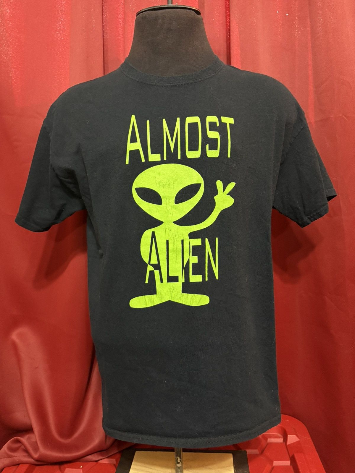 Vintage Vintage Almost Alien Tshirt Y2K Peace Tee Size US L / EU 52-54 / 3 - 1 Thumbnail