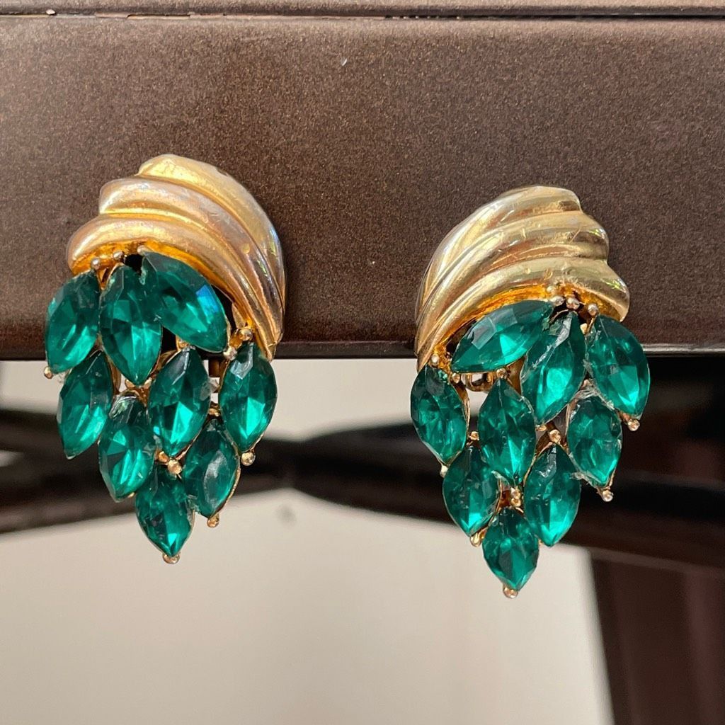 Vintage Vintage Unsigned Green Rhinestone Gold Tone Large Clip On Ea Size ONE SIZE - 1 Thumbnail