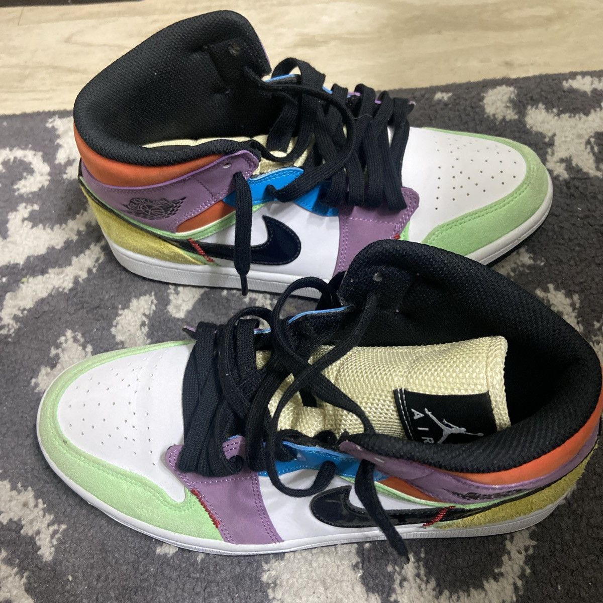 Jordan Brand 2020 Wmns Air Jordan 1 Mid SE 'Lightbulb' Size US 9 / IT 39 - 2 Thumbnail