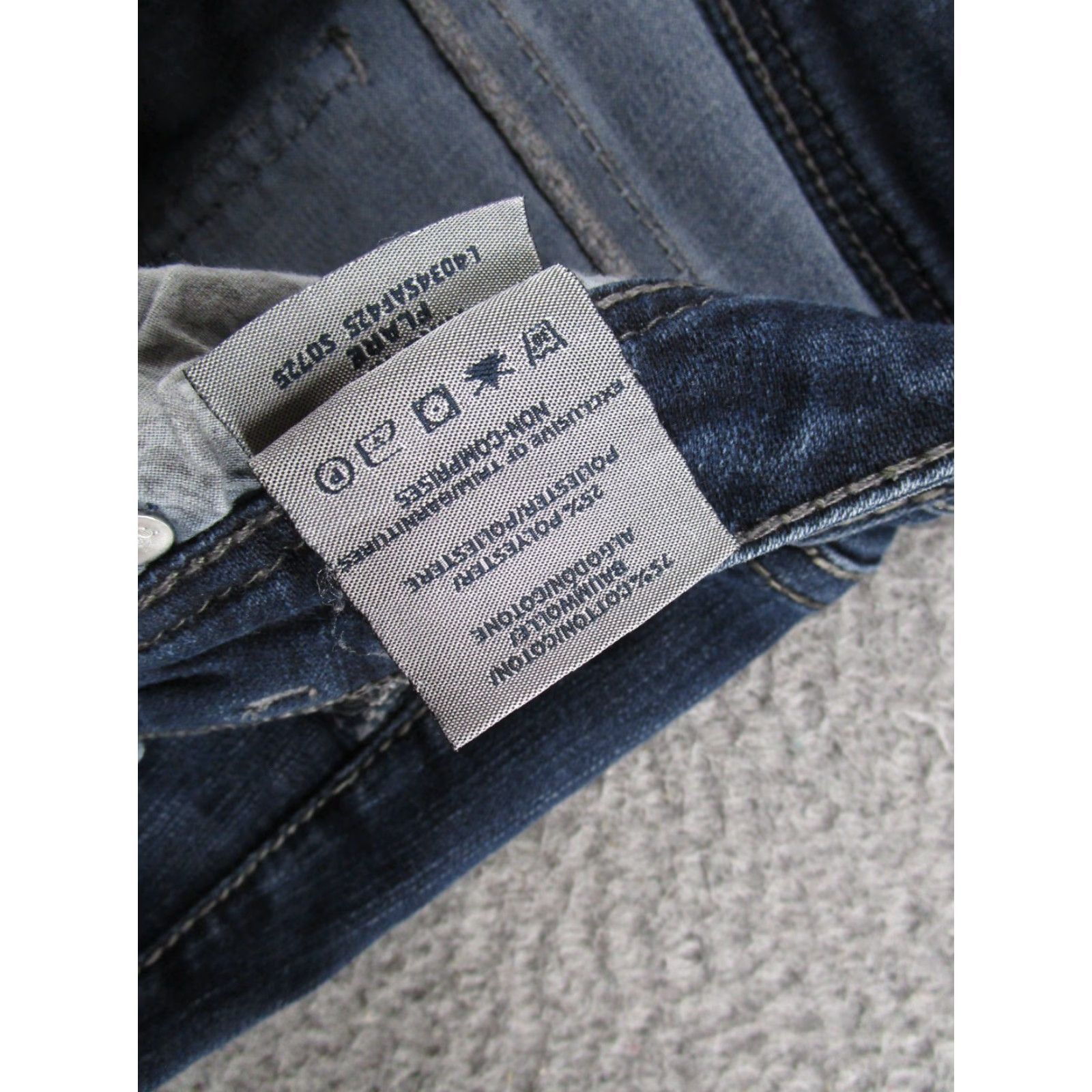 Silver Jeans Co. VINTAGE Silver Jeans Co Aiko Kick Capri Jeans Size 27 Dark Blue Selvedge Denim Women 5-Pocket Style Capri Regular Cotton Blend Denim"} Size 27" / US 4 / IT 40 - 4 Thumbnail