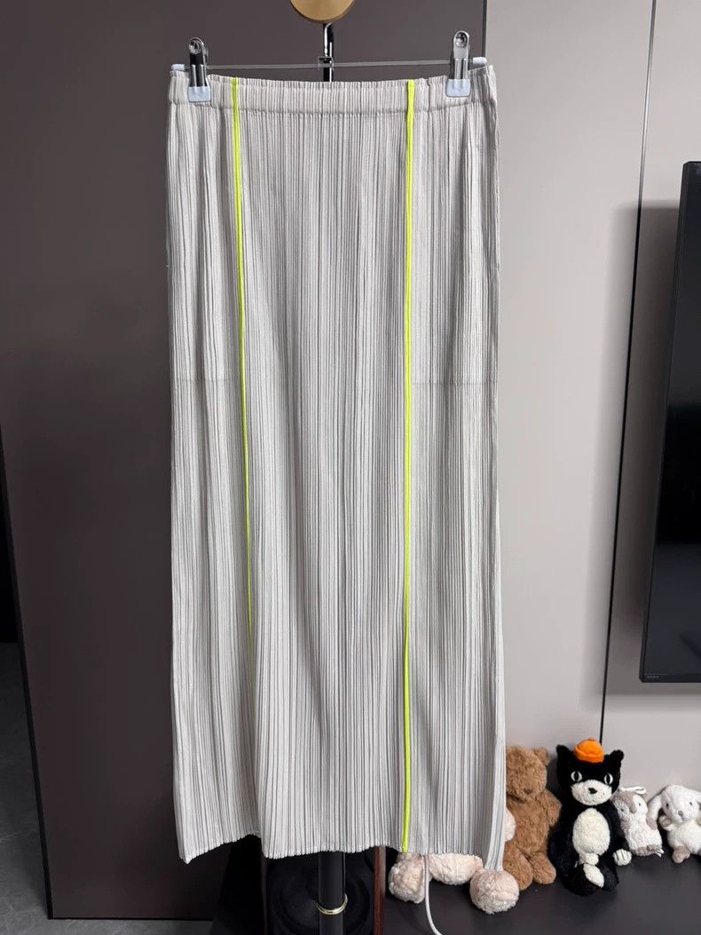 Issey Miyake Issey Miyake size:3 Light grey pleated shrimp line skirt Size 22" - 1 Thumbnail