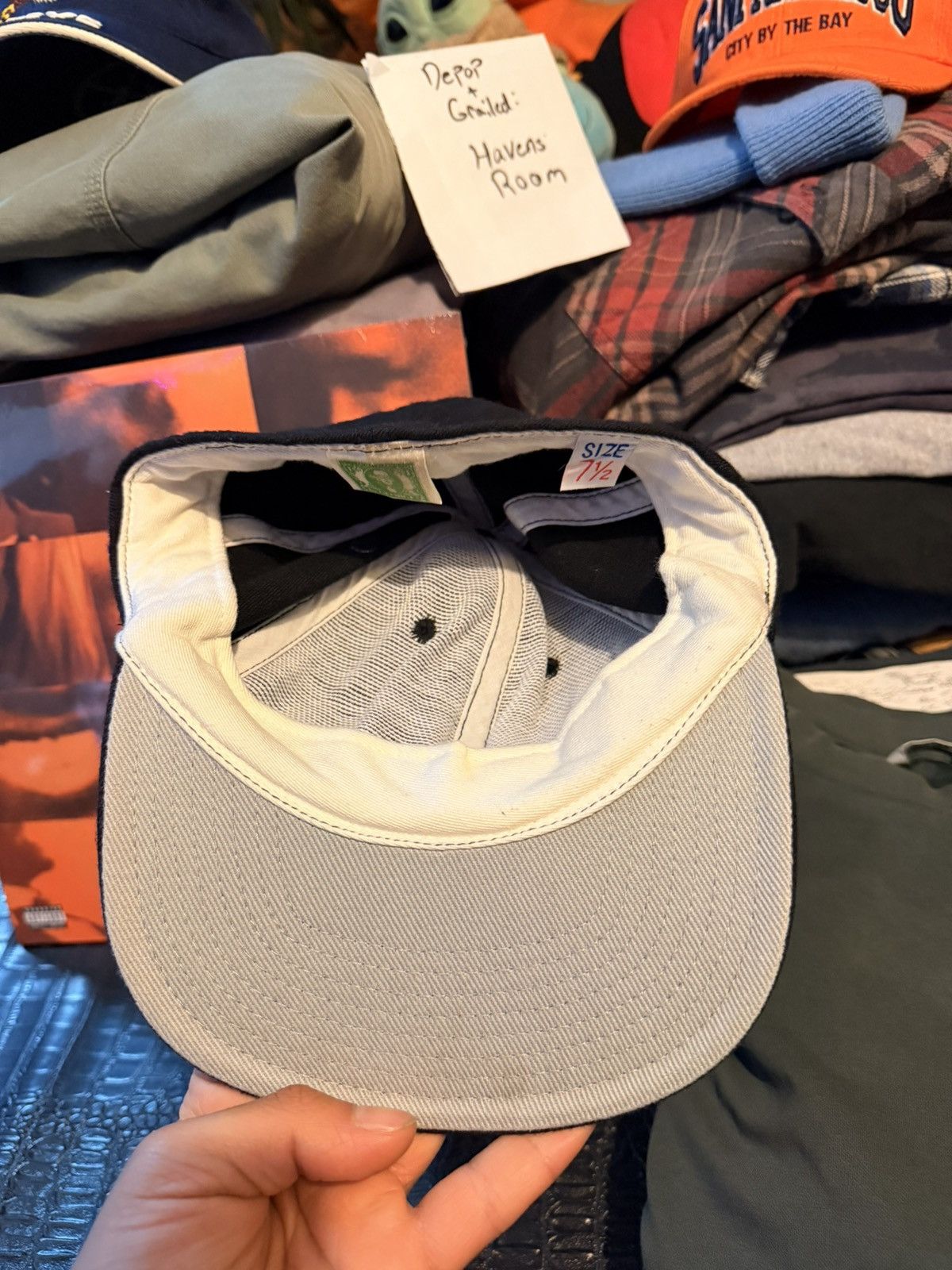 Vintage hat in size 7 1/2, original authenticity stamp. Size ONE SIZE - 7 Thumbnail