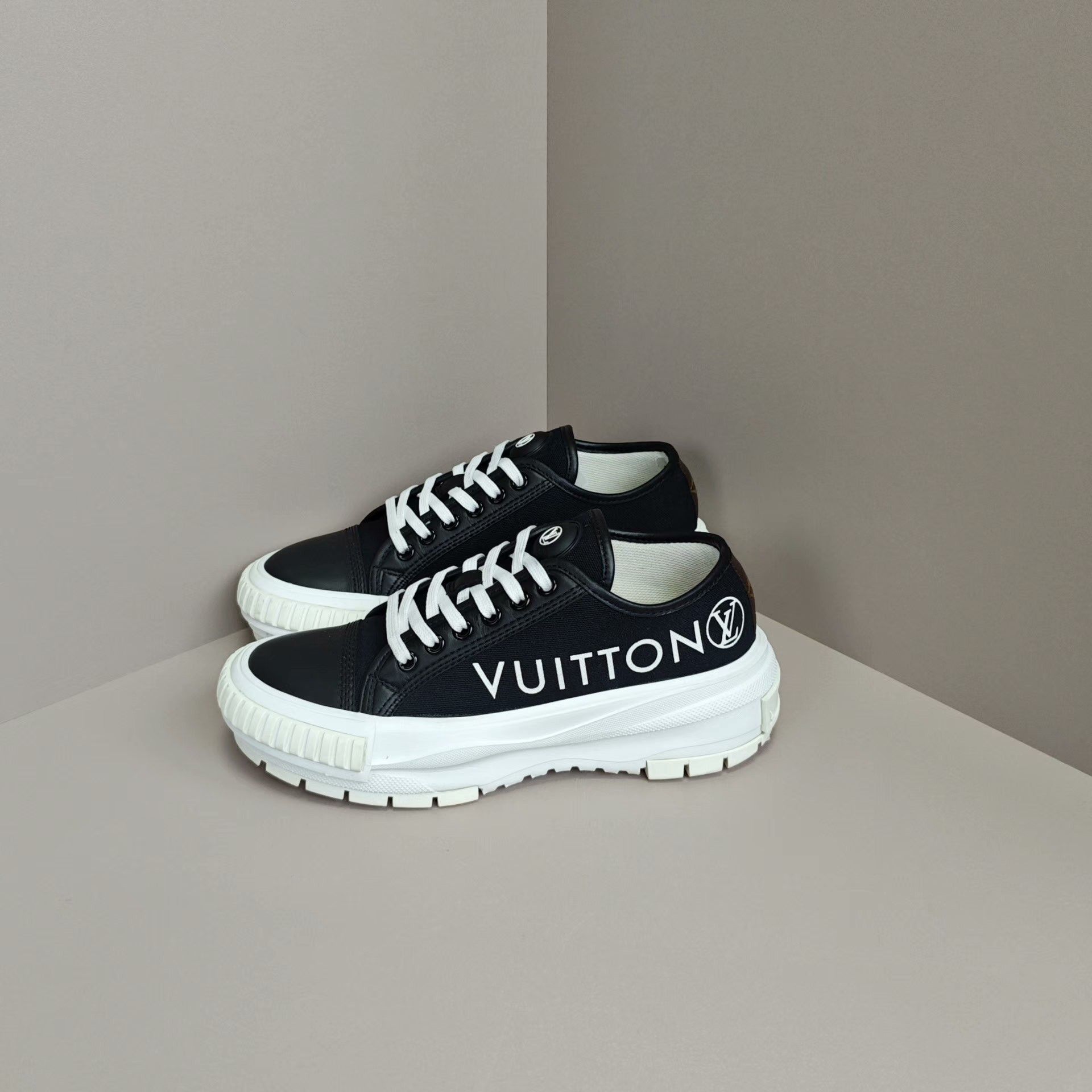 Louis Vuitton Louis Vuitton Casual Lowtop Sneakers us_6 Women Size US 6 / IT 36 - 1 Thumbnail
