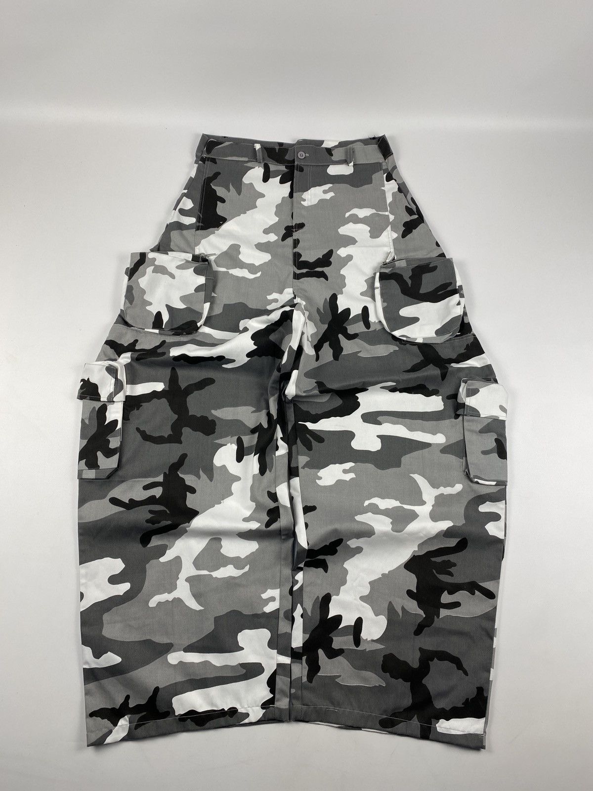 image of Archival Clothing x Vintage Jeans Dirty Cargo Multipocket Realtree Camo Pants Baggy Y2K (Size 30)