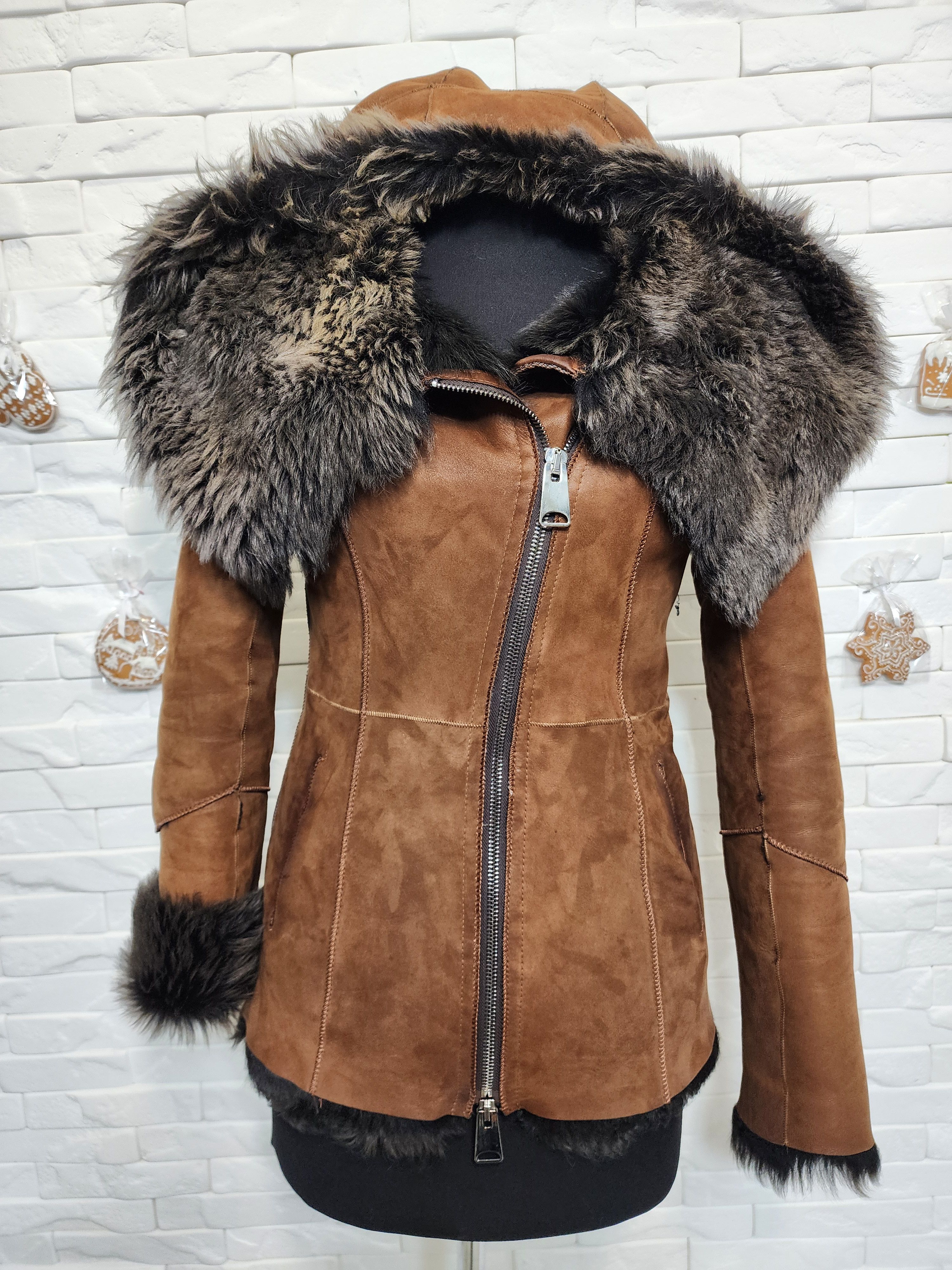 Uniqlo Brown Sheepskin Coat: Genuine Fur Hood, Metal Zipper. Size M / US 6-8 / IT 42-44 - 1 Thumbnail