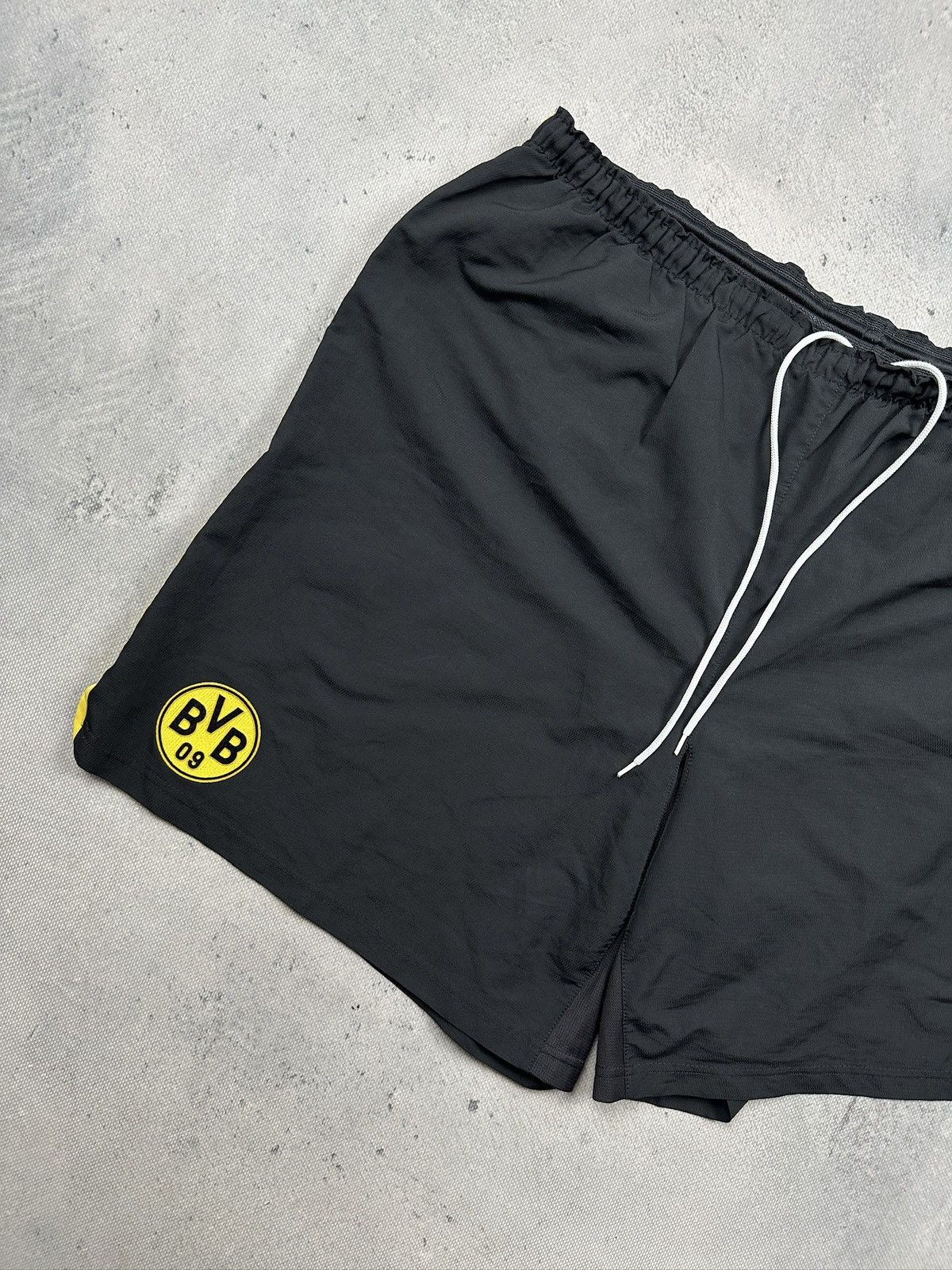 Nike Nike Borussia Dortmund BVB 09 Football Shorts Y2K Sportswear Size US 38 / EU 54 - 3 Thumbnail