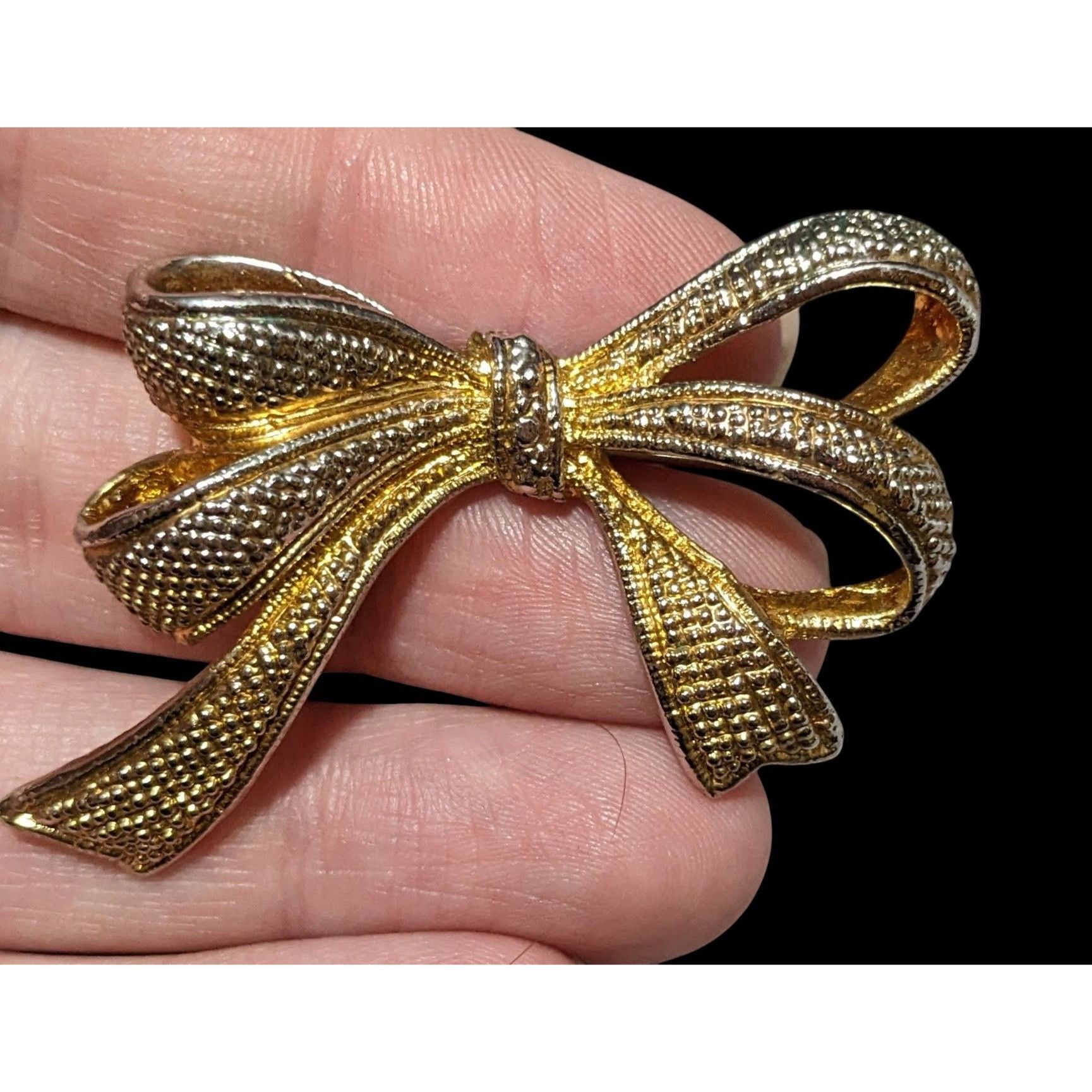 Other Vintage Textured Gold Tone Bow Ribbon Brooch Size ONE SIZE - 4 Thumbnail