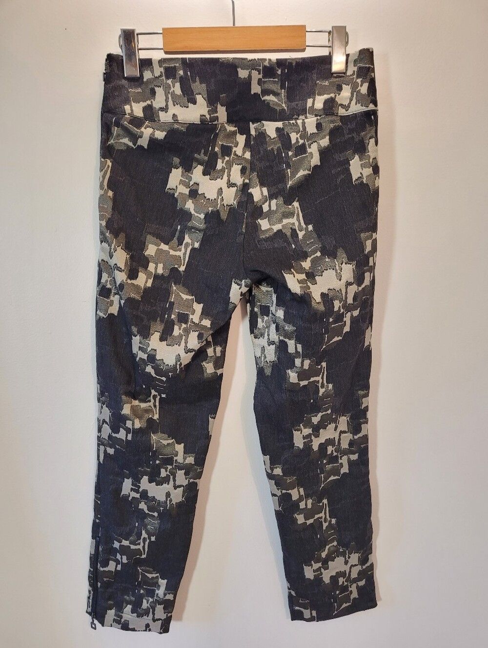 Sarah Pacini Sarah Pacini Soumia Camo Tappered Leg Cropped Pants - 27 Size 27" / US 4 / IT 40 - 3 Thumbnail