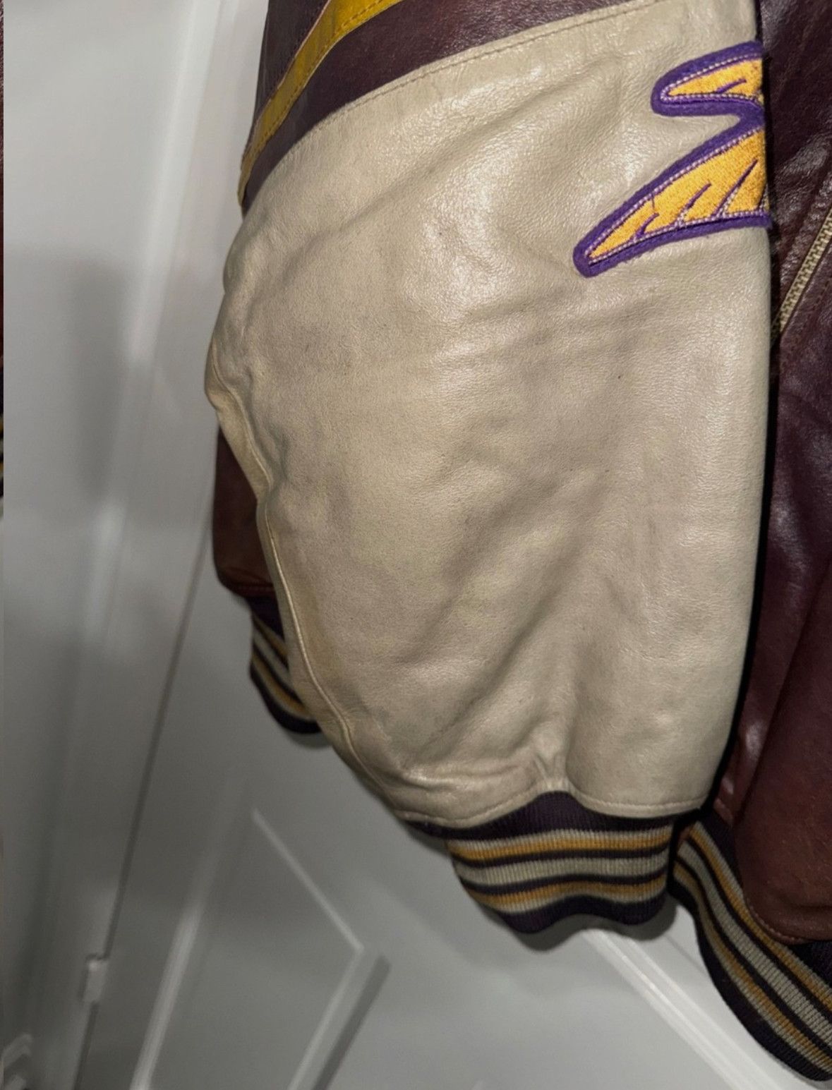 Avirex 90’s AVIREX PURPLE /BEIGE /GOLD FLYERS VARSITY JACKET SZ M Size US M / EU 48-50 / 2 - 13 Thumbnail