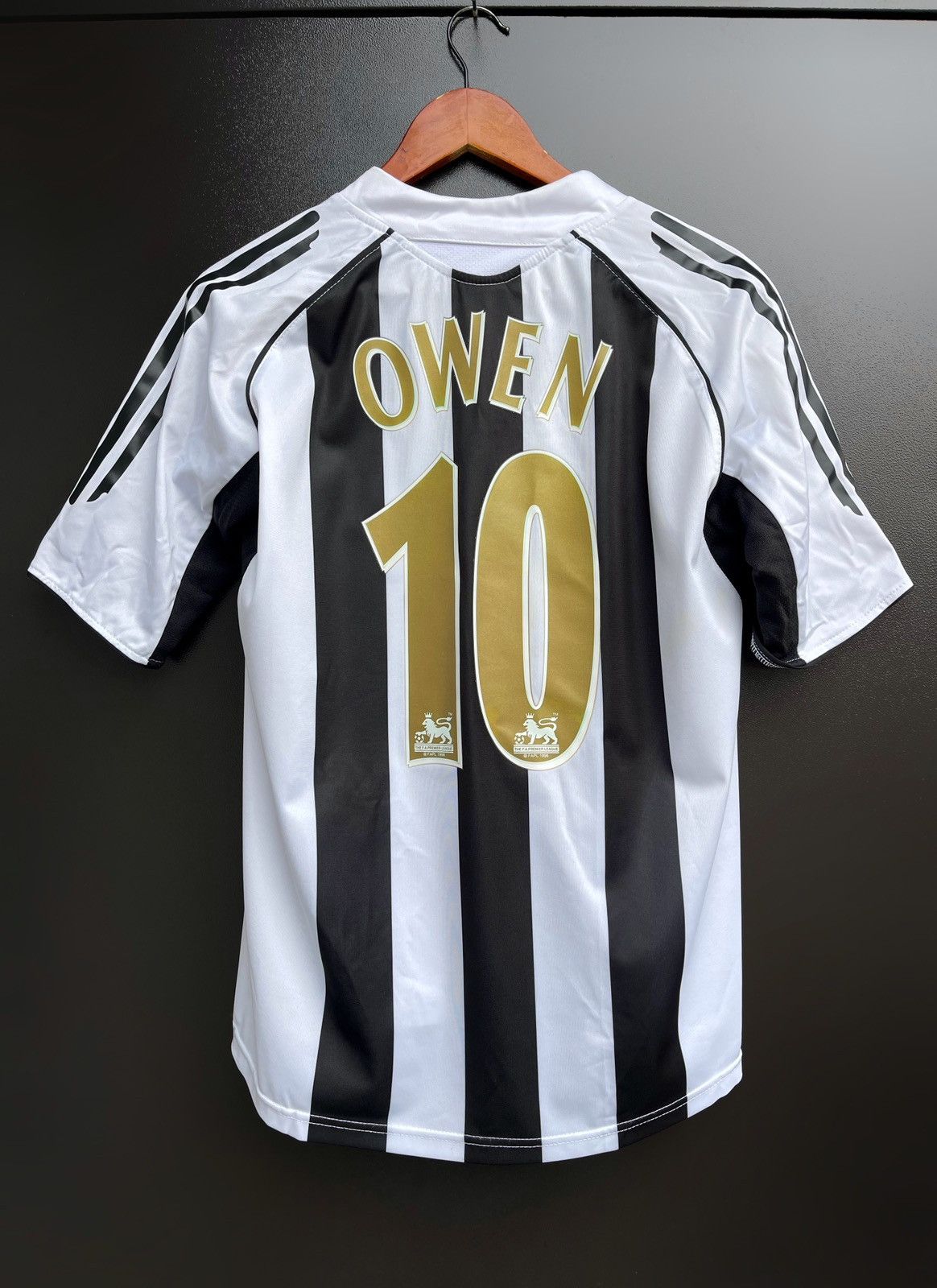 Adidas Newcastle United 2005 home football shirt Jersey adidas OWEN Size US S / EU 44-46 / 1 - 1 Thumbnail