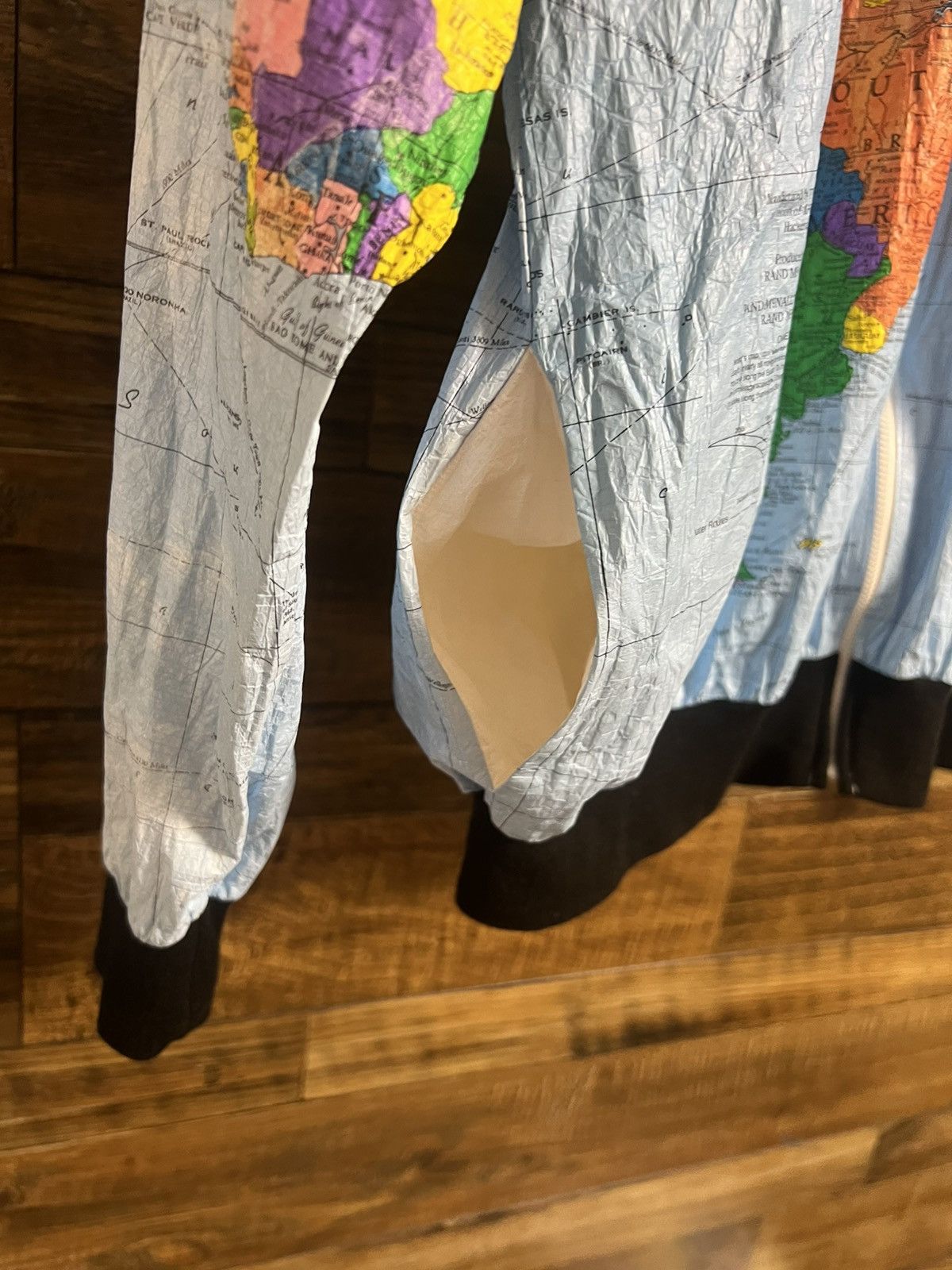 Vintage TY BREAKERS Vintage Wearin’ The World Tyvek Map 90s Jacket Size US L / EU 52-54 / 3 - 16 Thumbnail