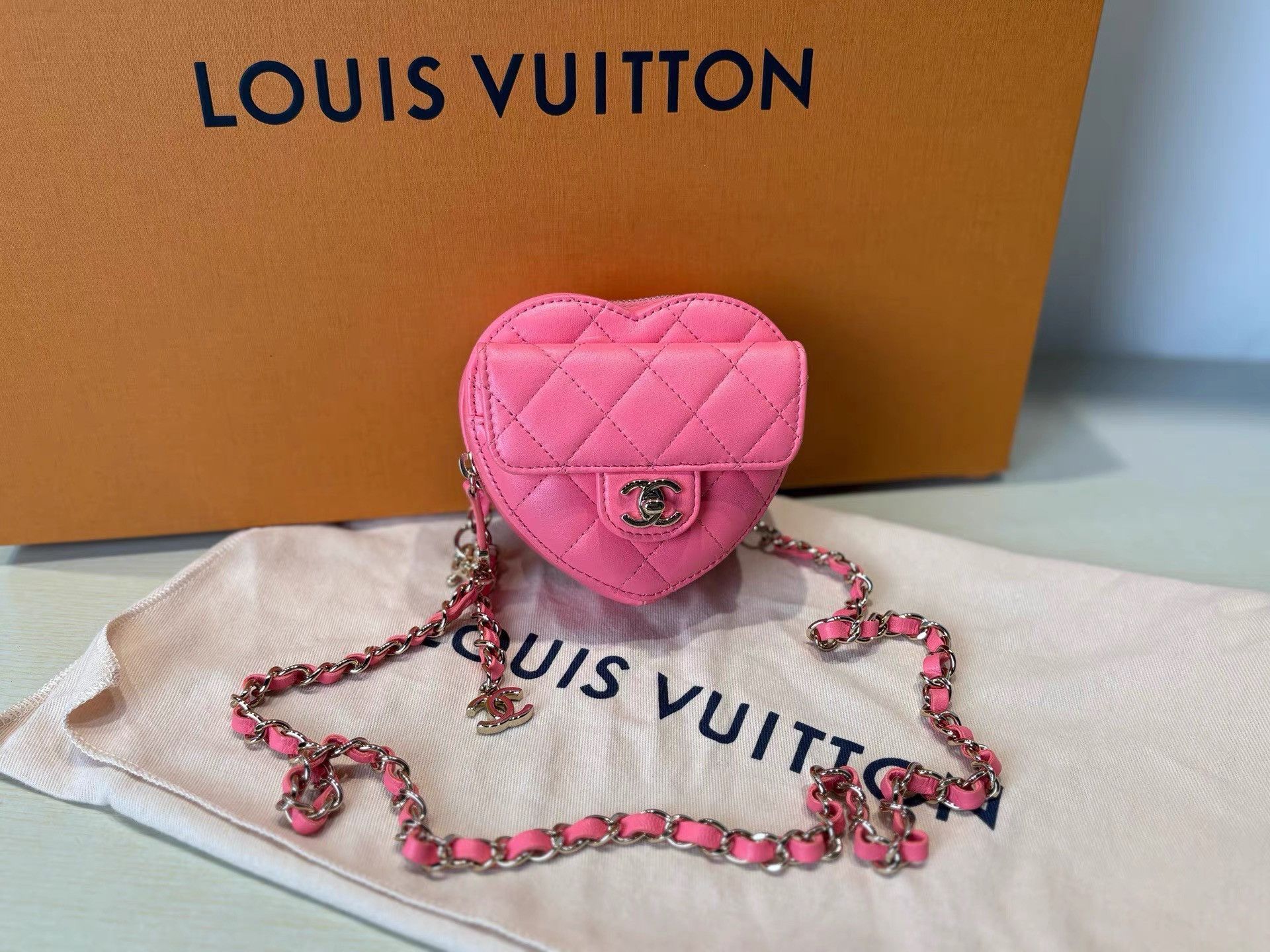 Chanel CHANEL Heart Chain Bag K36 Size ONE SIZE - 1 Thumbnail