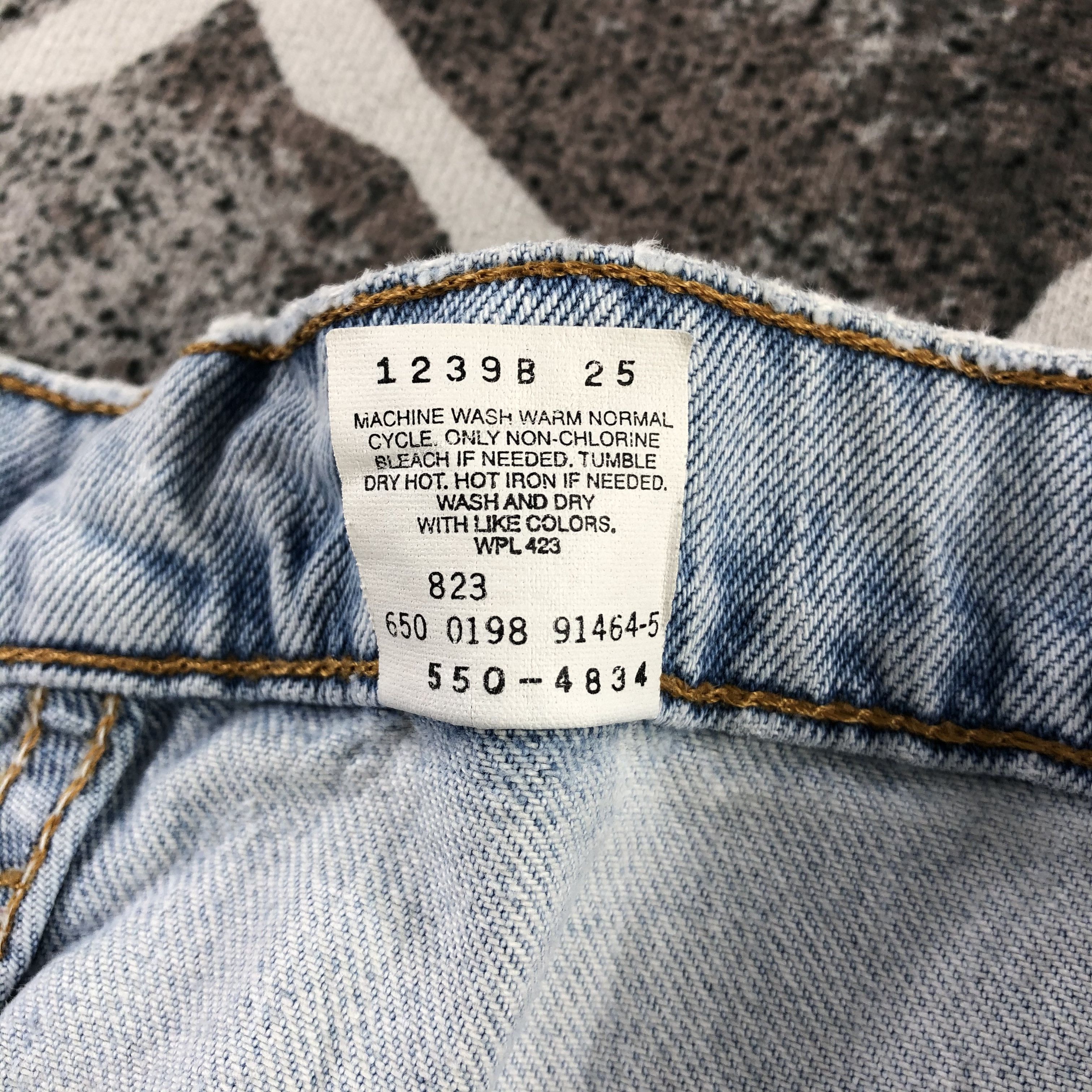 Levi's Vintage 90s Levis 550 Jeans Lightwash Denim KJ1376 Size US 35 - 14 Thumbnail