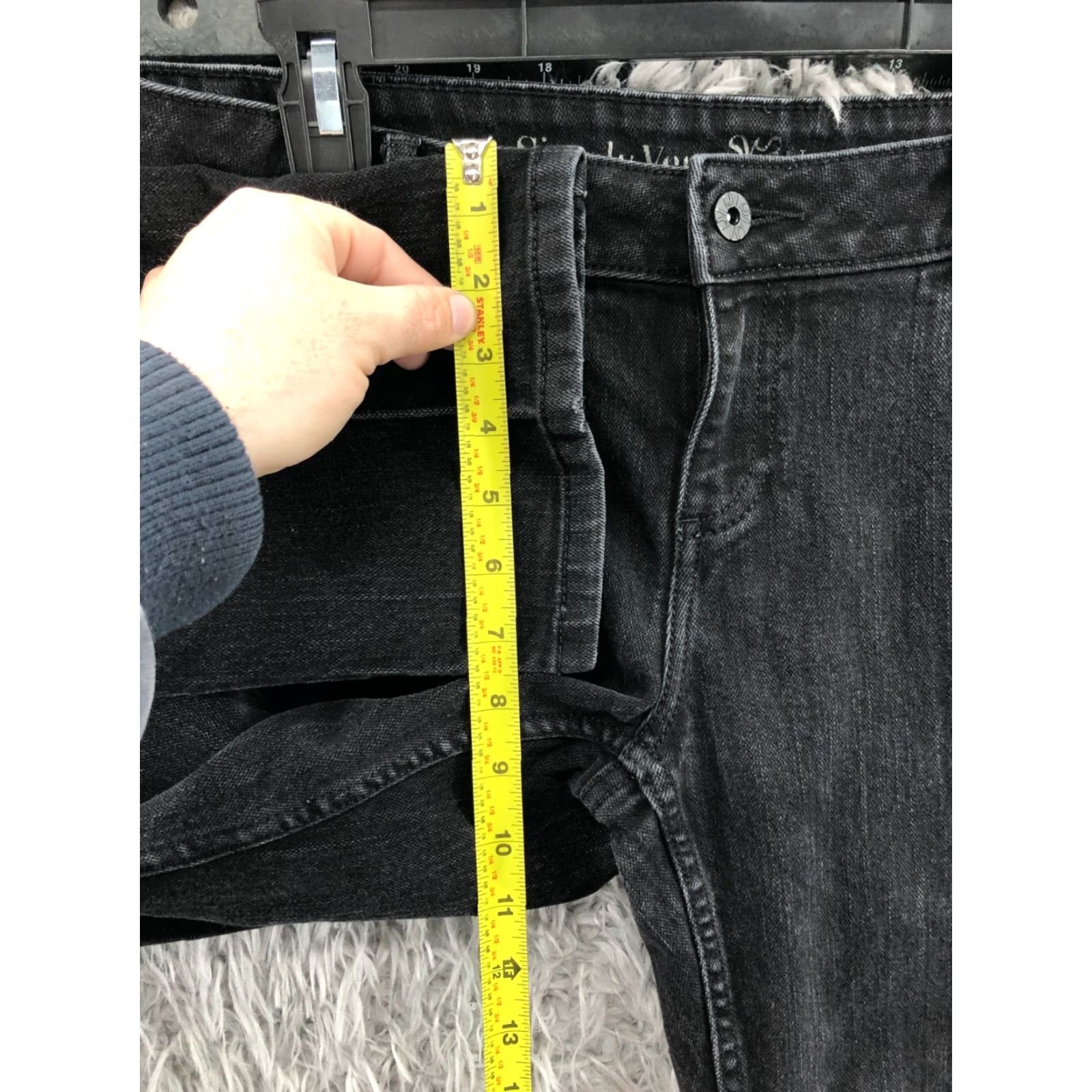 Vera Wang Vera Wang Simply Jeans Women Dark Wash Black 8 Regular 31 Inseam 5-Pocket Straight Denim Cotton Zipper Button Logo Belt Loops Vintage No Flaw Size 30" / US 8 / IT 44 - 4 Thumbnail