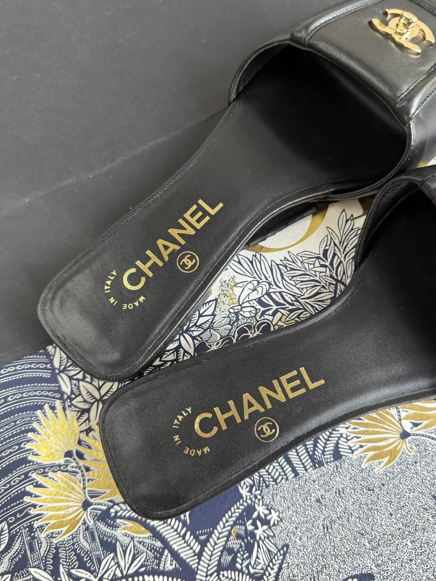 Chanel Chanel 26S Black CC Turnlock Slippers 37 Size US 6.5 / IT 36.5 - 4 Thumbnail
