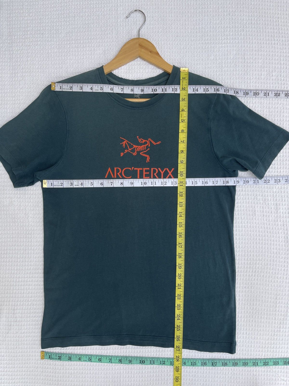 Arc'teryx Rare🔥Sun Faded Arc’teryx Big Logo Thrashed Tee Size US M / EU 48-50 / 2 - 11 Thumbnail