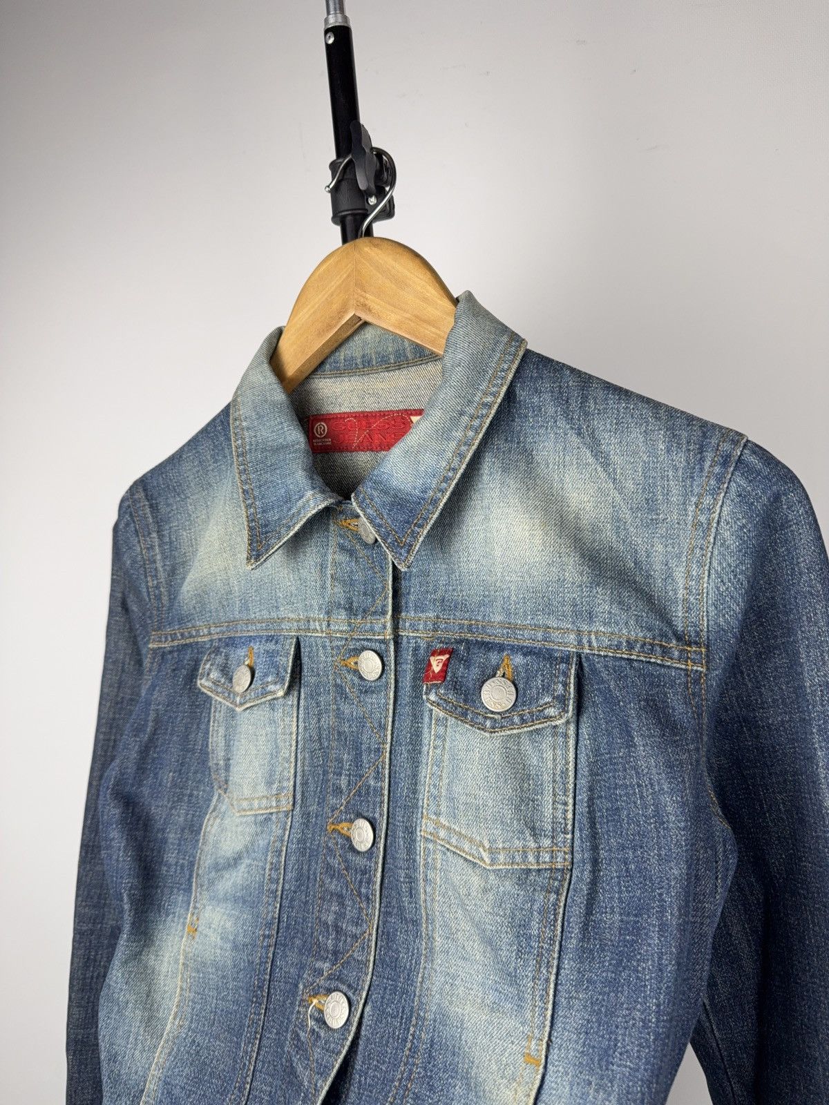 Guess 00s Sexy Vintage Guess Jeans Vintage XS Denim Trucker Jacket Size XS / US 0-2 / IT 36-38 - 2 Thumbnail