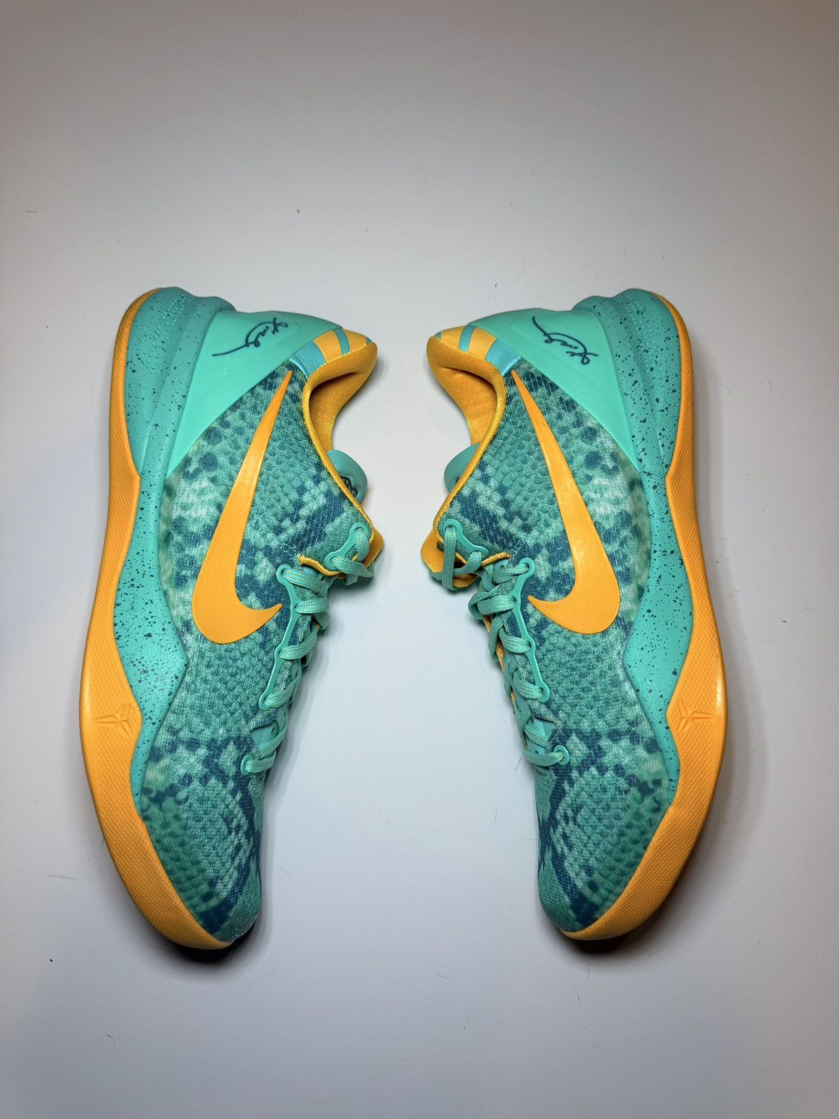 Nike RARE Nike Kobe 8 Green Glow size 8.5 Men 555035 304 Size US 8.5 / EU 41-42 - 1 Thumbnail
