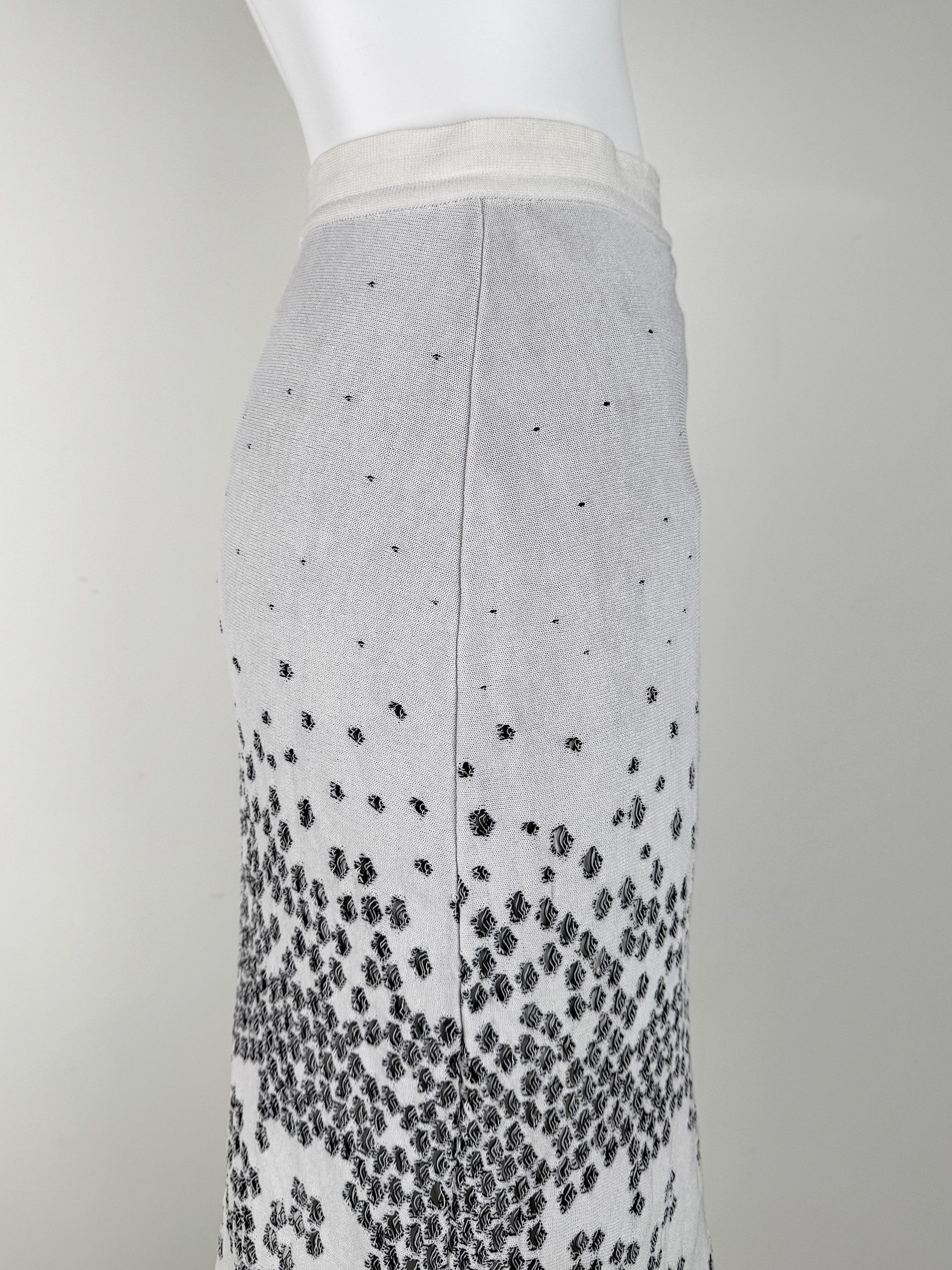 Dior Christian Dior Mid length White Perforated Floral Skirt Size 28" / US 6 / IT 42 - 13 Thumbnail